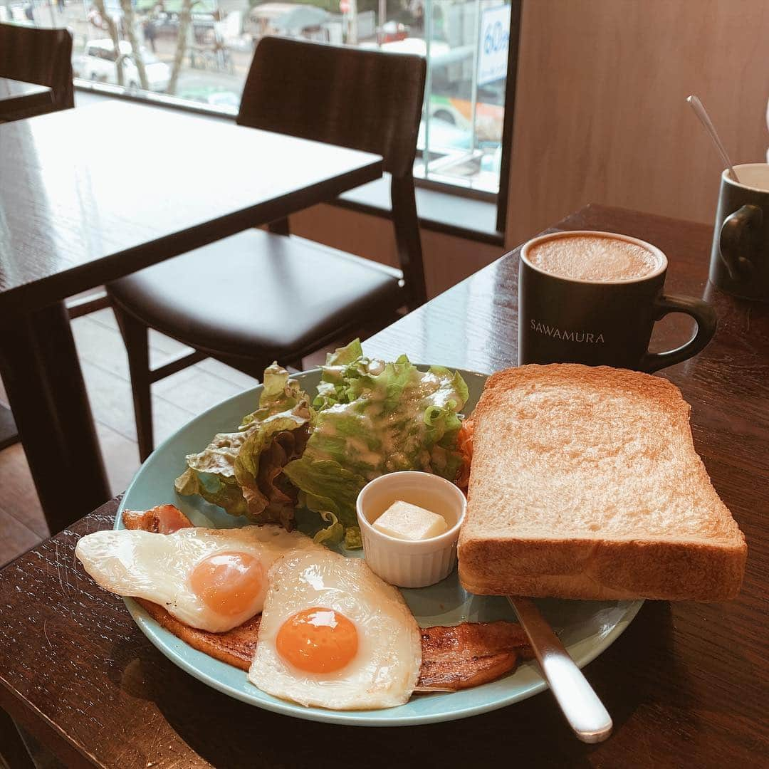 春名亜美さんのインスタグラム写真 - (春名亜美Instagram)「久しぶりのSAWAMURA morning🍳🍞🥓 ・ 今朝、長男が 「お空が白いから雨降るかなーと思ったらやっぱり降ってきたー」と。 空の色で天気を予想出来るようになったんだと、知らない間に成長してる息子の一言に、ちょっとビックリしたというお話☁️ #なんの話😂 ・ ・ ・ #sawamurabakery #SAWAMURA #morning #breakfast #朝食 #朝ごはんプレート #朝ごはん」3月26日 12時36分 - amiharunaami