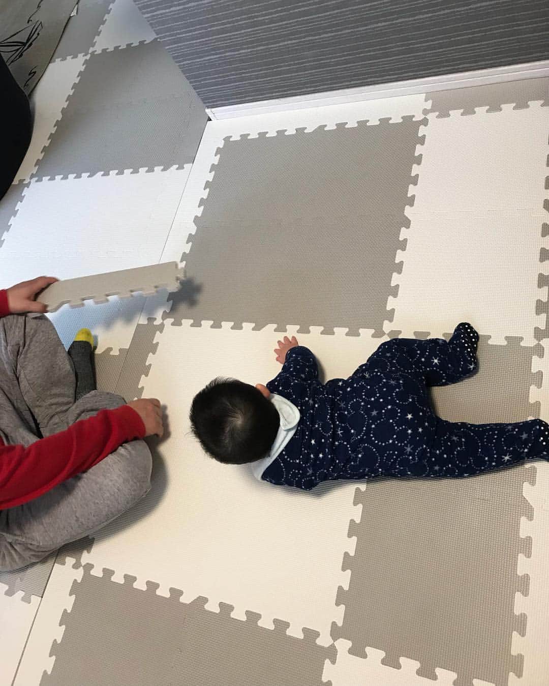 高橋みゆきのインスタグラム：「朝から旦那が心ノ祐スペース頑張って作ってたよ〜👶🎶クラ吉にボロボロにされる…🐶何日持つかな😣 #フロアマット」
