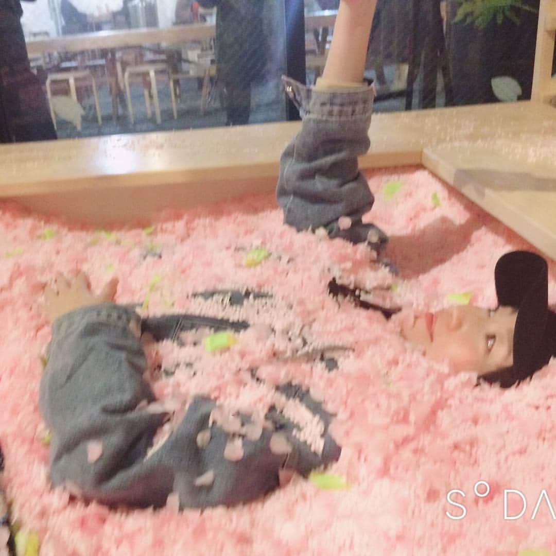 國分優香里さんのインスタグラム写真 - (國分優香里Instagram)「✩ 東京・南青山のIKIBA in commune2ndにて、2019年3月22日(金)から31日(日)まで開催中の「サクラチルバー(SAKURA CHILL BAR) by 佐賀」に事務所後輩のちえぞうと行って来ましたー❗️ ✩ 大好きな、日本酒&苺🍶🍓✨ ✩ 少し早いインドア花見、満喫して来ました🤤💕 ✩ 勿論❗️ 目玉の桜プールも入ってきましたよ🌸🌊 ✩ ちえぞうと2人、桜に埋まって撮ってもらったのですが… あまりにインスタ映えしてなさ過ぎたので却下⚡️（笑） ✩ ちえぞうが、桜の下には死体が埋まっている…と言い出し、うまい❗️と笑いました💀💨 ✩ 帰りは近くに咲いていたリアル桜を見ました🌸 まだ少ししか咲いていなかったけれど、夜桜もとても綺麗でした💗🌃 ✩ ✩ もう春ですね😁 皆様も引き続き、素敵な春をお過ごし下さいませ〜🎶 ✩ ✩ ✩ #サクラチルバー #佐賀 #日本酒 #いちごさん #桜プール #インスタ映え難しい #完全に死体 #パンツの中にも桜 #隠し撮りされた #桜 #夜桜」3月26日 12時43分 - kokubun_yukari