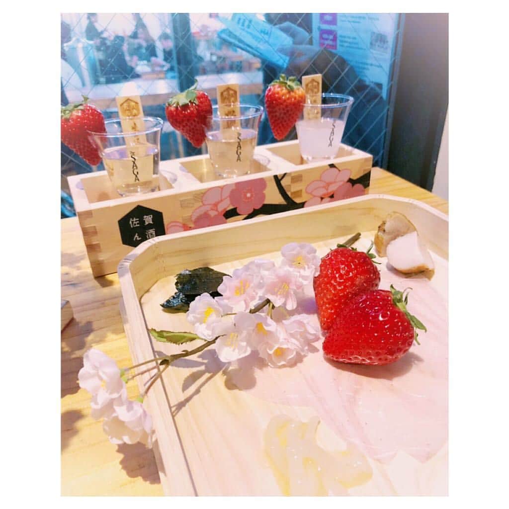 國分優香里さんのインスタグラム写真 - (國分優香里Instagram)「✩ 東京・南青山のIKIBA in commune2ndにて、2019年3月22日(金)から31日(日)まで開催中の「サクラチルバー(SAKURA CHILL BAR) by 佐賀」に事務所後輩のちえぞうと行って来ましたー❗️ ✩ 大好きな、日本酒&苺🍶🍓✨ ✩ 少し早いインドア花見、満喫して来ました🤤💕 ✩ 勿論❗️ 目玉の桜プールも入ってきましたよ🌸🌊 ✩ ちえぞうと2人、桜に埋まって撮ってもらったのですが… あまりにインスタ映えしてなさ過ぎたので却下⚡️（笑） ✩ ちえぞうが、桜の下には死体が埋まっている…と言い出し、うまい❗️と笑いました💀💨 ✩ 帰りは近くに咲いていたリアル桜を見ました🌸 まだ少ししか咲いていなかったけれど、夜桜もとても綺麗でした💗🌃 ✩ ✩ もう春ですね😁 皆様も引き続き、素敵な春をお過ごし下さいませ〜🎶 ✩ ✩ ✩ #サクラチルバー #佐賀 #日本酒 #いちごさん #桜プール #インスタ映え難しい #完全に死体 #パンツの中にも桜 #隠し撮りされた #桜 #夜桜」3月26日 12時43分 - kokubun_yukari