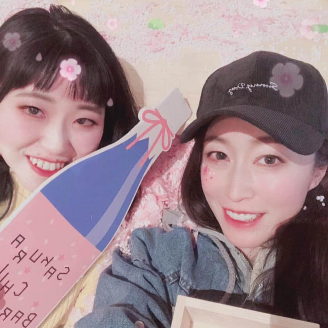 國分優香里さんのインスタグラム写真 - (國分優香里Instagram)「✩ 東京・南青山のIKIBA in commune2ndにて、2019年3月22日(金)から31日(日)まで開催中の「サクラチルバー(SAKURA CHILL BAR) by 佐賀」に事務所後輩のちえぞうと行って来ましたー❗️ ✩ 大好きな、日本酒&苺🍶🍓✨ ✩ 少し早いインドア花見、満喫して来ました🤤💕 ✩ 勿論❗️ 目玉の桜プールも入ってきましたよ🌸🌊 ✩ ちえぞうと2人、桜に埋まって撮ってもらったのですが… あまりにインスタ映えしてなさ過ぎたので却下⚡️（笑） ✩ ちえぞうが、桜の下には死体が埋まっている…と言い出し、うまい❗️と笑いました💀💨 ✩ 帰りは近くに咲いていたリアル桜を見ました🌸 まだ少ししか咲いていなかったけれど、夜桜もとても綺麗でした💗🌃 ✩ ✩ もう春ですね😁 皆様も引き続き、素敵な春をお過ごし下さいませ〜🎶 ✩ ✩ ✩ #サクラチルバー #佐賀 #日本酒 #いちごさん #桜プール #インスタ映え難しい #完全に死体 #パンツの中にも桜 #隠し撮りされた #桜 #夜桜」3月26日 12時43分 - kokubun_yukari