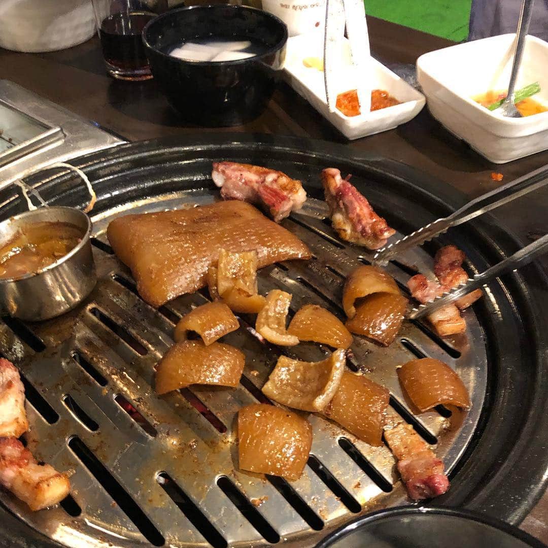 甘糟記子さんのインスタグラム写真 - (甘糟記子Instagram)「韓国1日目の夜はもちろん焼肉！！ いつもタッカンマリ行くんだけど、子供には焼肉の方がいいかな？と思って( ^ω^ )  今回はお友達のシンソンに調べてもらった初めてのお店！  なんだけど〜、、、めっちゃ美味しかった〜！！ まず薪で香りをつけてから、机の上の炭で焼くの！  この骨つきのお肉、最初牛肉だと思って食べてたら、なんと豚のカルビだった！ それくらい柔らかくてタレも美味しかったの(≧∀≦) それについてくる副菜も豪華で美味しい！  豚の皮もついてて、こないだドラマ、キム秘書はなぜそうなのか？で、すごく美味しそうだな〜って見てたんだ（笑）  塩ときな粉つけて食べるんだけど、これが意外と美味しくてハマった（笑） コラーゲンたっぷりだしね！！ 食後のインスタントコーヒーとかも無料だし、いや〜これはいいお店を発見しました！  店内も広くて子連れにも使い勝手いいし、明洞からもタクシーなら割と近い！ 日本語話せる人もいて、また絶対行きたいお店になりました(๑˃̵ᴗ˂̵) お店の名刺も写真載せておくので、おススメで〜す！  #春休み#焼肉#韓国#ソウル#激ウマ#豚肉#豚カルビ#子連れ旅#おすすめ#seoul#travel #trip」3月26日 12時43分 - norihey924