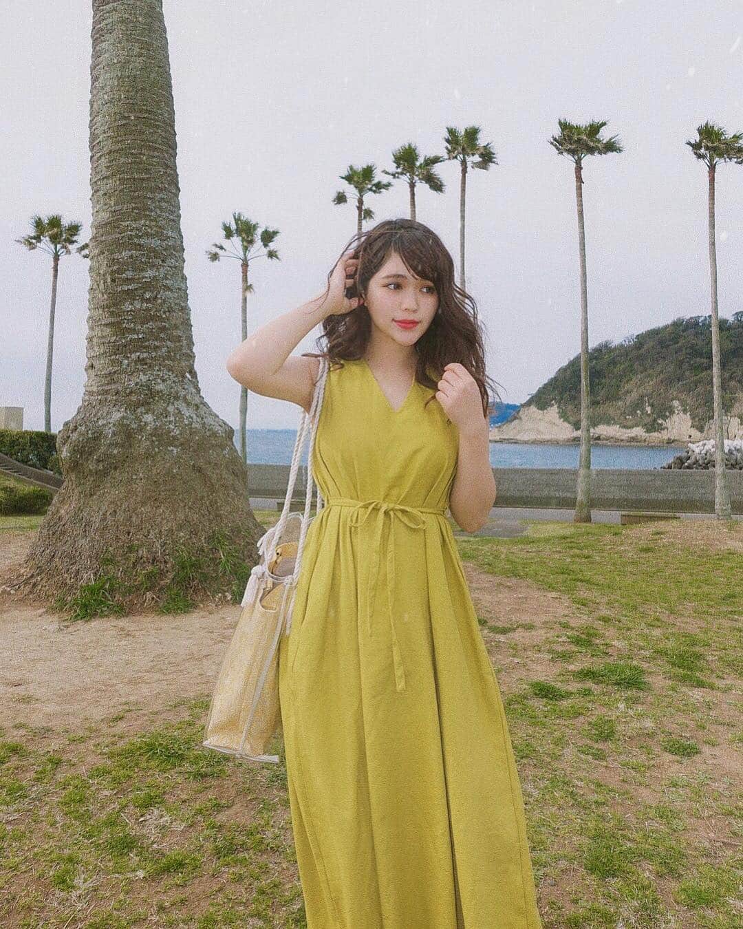 のインスタグラム：「ㅤㅤㅤㅤㅤㅤㅤㅤㅤㅤ ㅤㅤㅤㅤㅤㅤㅤㅤㅤㅤ 最近手に入れてる服は春夏通して使えそうなもの ばかりで夏の妄想ばかりしてる🤤🌴💕 ㅤㅤㅤㅤㅤㅤㅤㅤㅤㅤ 昨日は @titivatejp の#リネン混Vネックワンピース にニットとデニム羽織っててちょうど良かった〜️💓 ㅤㅤㅤㅤㅤㅤㅤㅤㅤㅤ #titivate #ティティベイト #titivatestyle #ロングワンピ リアバッグ #トートバッグ #クリアトートバッグ  #サマーバッグ #バッグインバッグ #海 #由比ヶ浜海岸 #ママコーデ 感強め #楽チン #楽チンコーデ #yuigahama #国内旅行 #家族旅行」