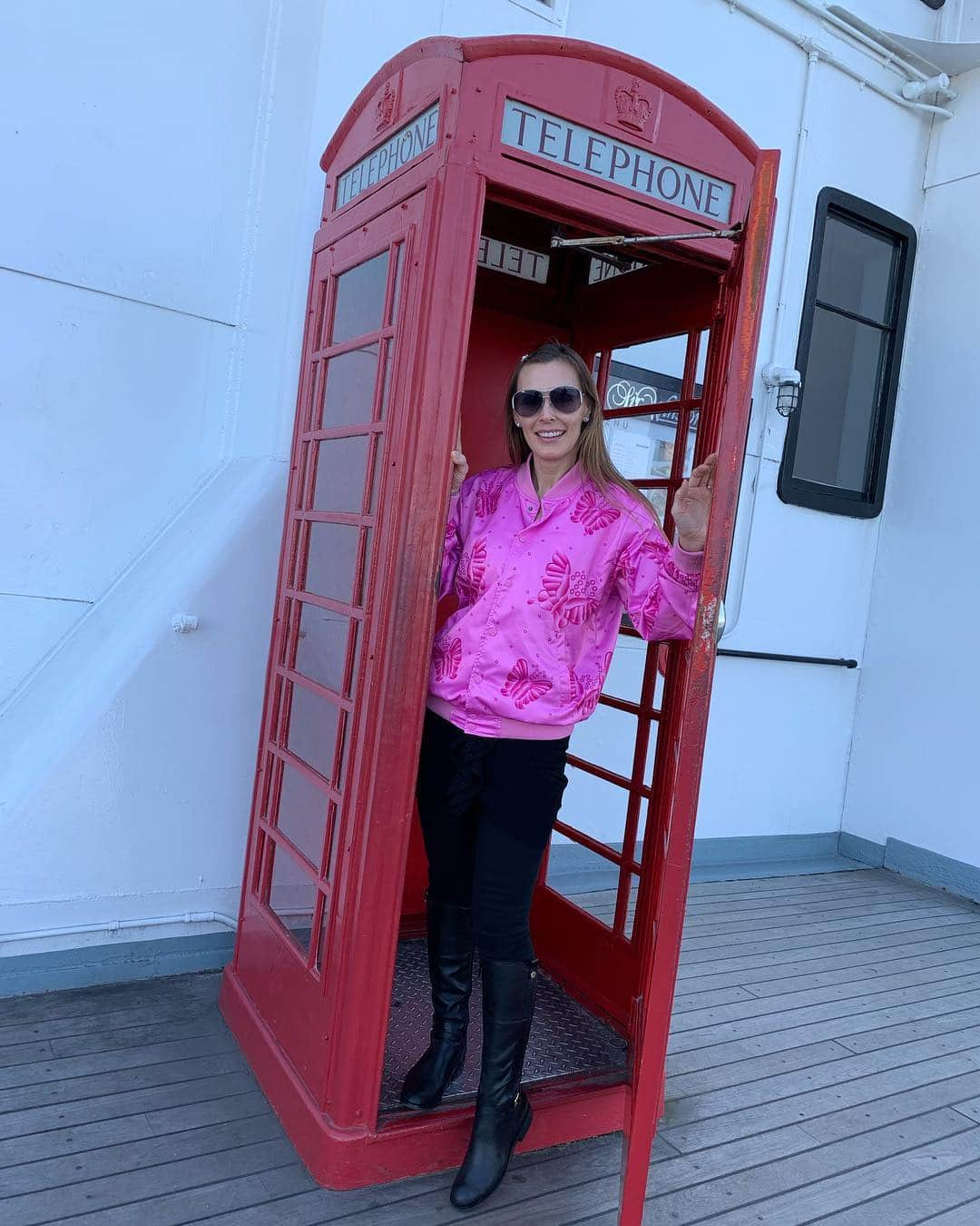 ターニャ・テイトさんのインスタグラム写真 - (ターニャ・テイトInstagram)「Someone robbed the phone from in here. Bloody typical eh. Who remembers using a public phone box? ☎️ 🚢 🦋 🥂🍾🎂 —- —- #tanyatate #queentanyatate #thequeenmary #telephonebooth #telephonebox #publicphonebox #chalkonline #ricflair #ricflairjacket #rickflair #woo #chalkline #chalklinejacket #wwe #earlybirthday #happybirthdaytome」3月26日 12時44分 - tanyatate