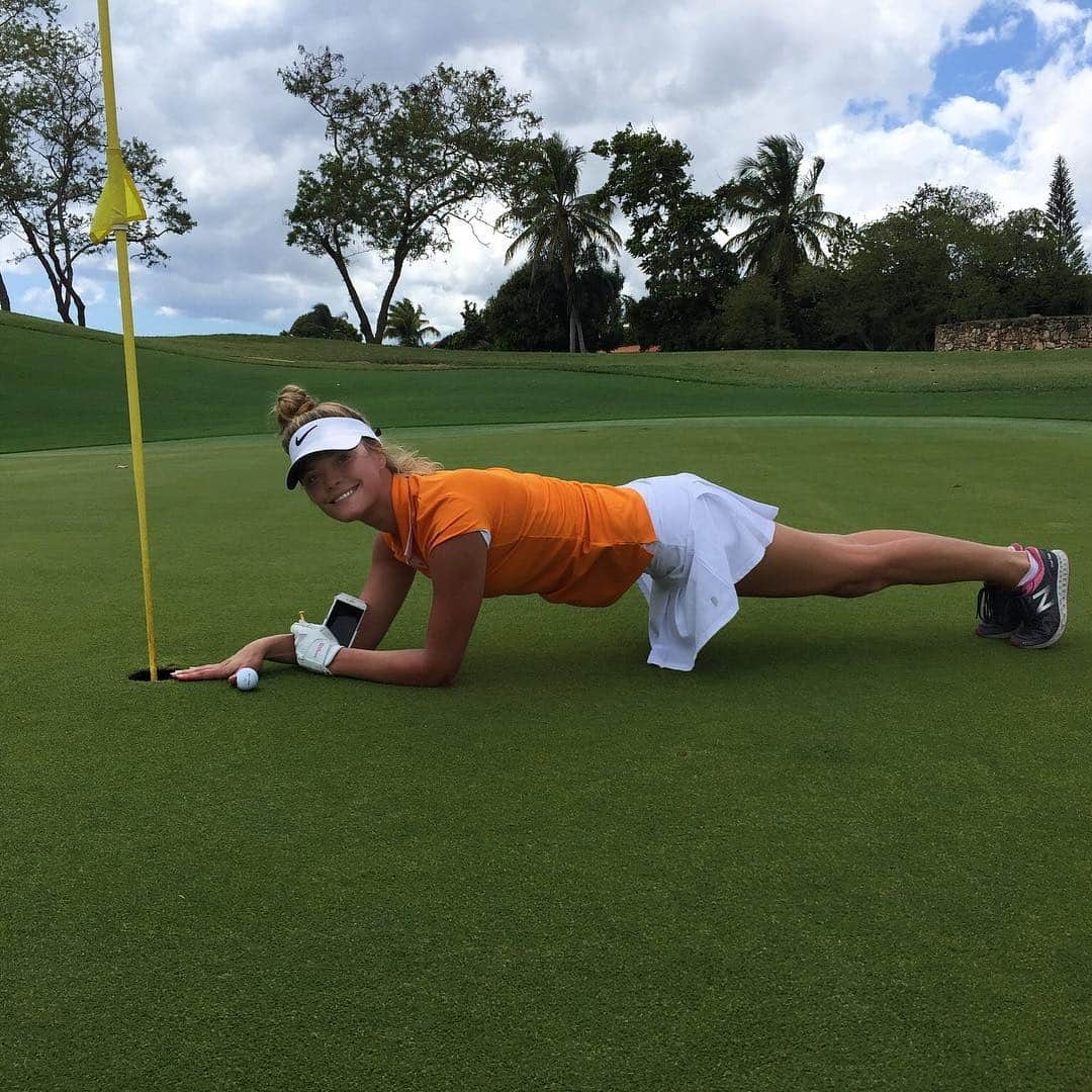 ニーナ・アグダルのインスタグラム：「26 in a nutshell. Awkward, a lot of planks, so close yet so far and sporty chic. Hello 27 👋」
