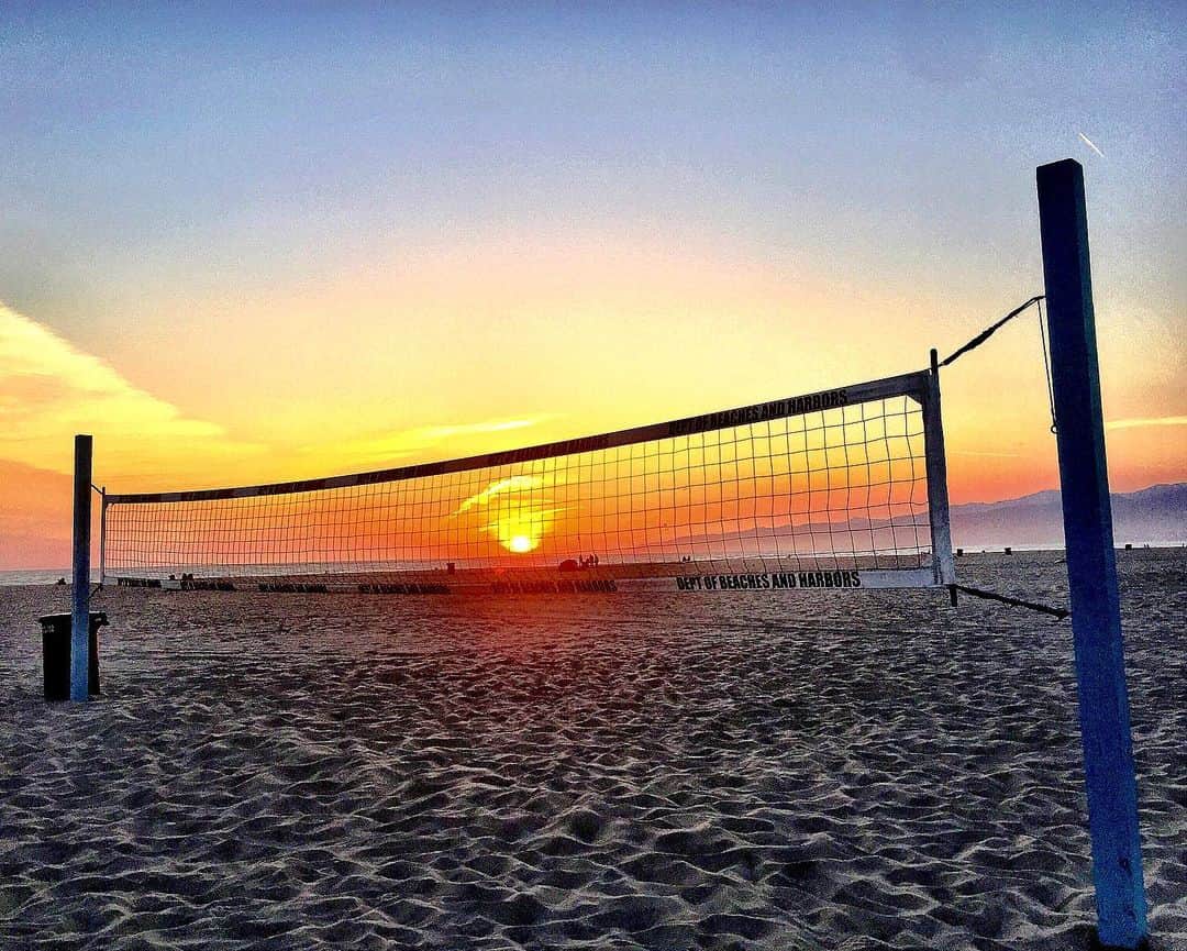 シャーニ・ヴィンソンのインスタグラム：「🌅 #venicebeach #magichour #sunset #beachvolleyball」