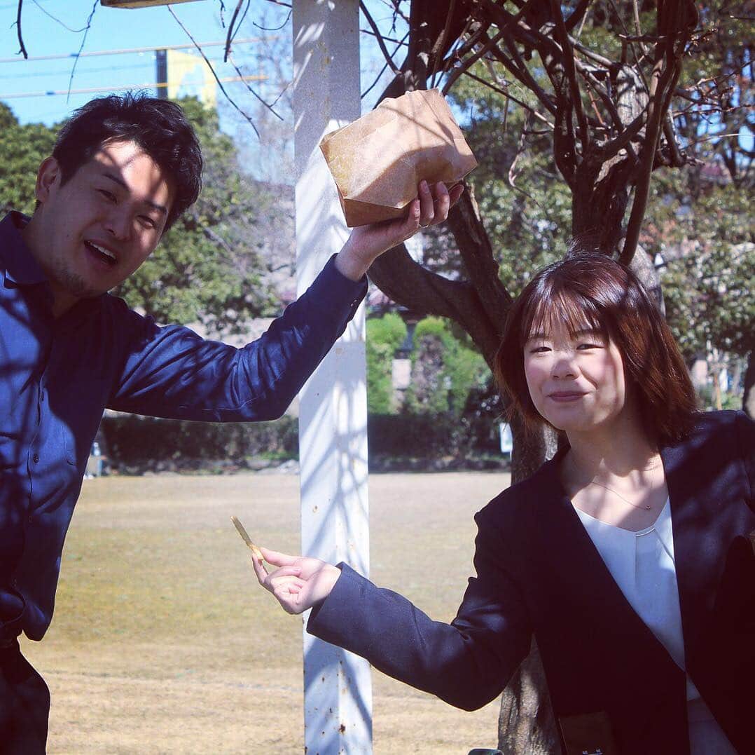 株式会社 新大陸さんのインスタグラム写真 - (株式会社 新大陸Instagram)「. 浜松本社にてコーヒー片手にまったりと業務を進めております、新大陸のアキラです。だいぶ暖かくなり、お外でのランチタイムが楽しくなってまいりました！ . 先日は浜松を中心に大人気の移動型サンドイッチショップHiroAina（ヒロアイナ）さんが来てくれまして、スタッフ皆で美味しくお洒落にお外でランチ。 . 新大陸浜松本社は、自然に恵まれた好立地！目の前に広がる公園や、オフィス２階のウッドデッキなどリラックスできる環境が整っています。 . ランチタイムには、ワークスペースからいったん離れてリフレッシュ。質の高いパフォーマンスのために、新大陸は休憩することも大切な仕事と考えています。 . 散歩してもよし、ちょこっとお昼寝をしてもよし。クリエイティブな仕事こそこうでなくちゃね！ . #新大陸 #shintairiku #SNS #マーケティング #ウェブマーケティング #SNSマーケティング #浜松 #東京 #大阪 #福岡 #hiroaina #ヒロアイナ #ハンバーガー #ランチ #lunchtime #デリバリー #浜松ランチ #移動販売 #リフレッシュ #昼休み #お外でランチ」3月26日 12時53分 - shintairiku.co.ltd