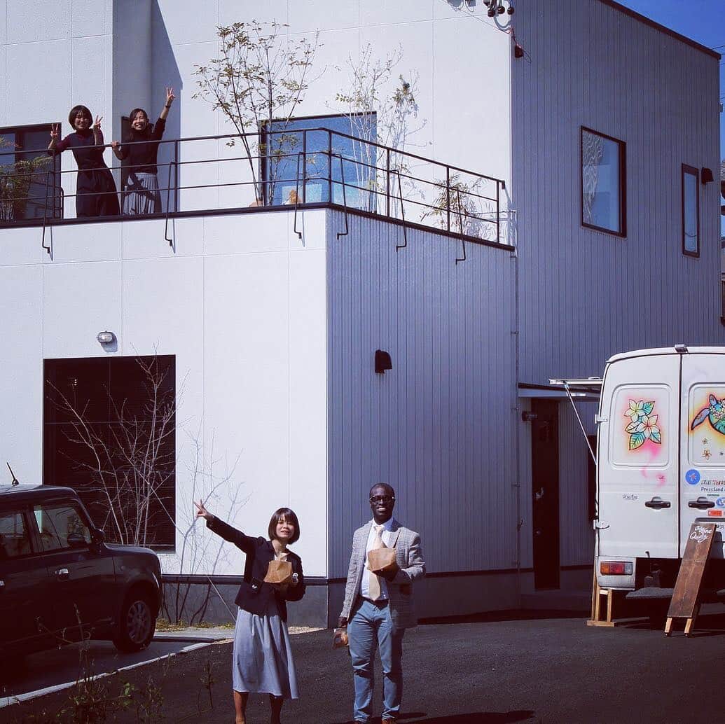 株式会社 新大陸さんのインスタグラム写真 - (株式会社 新大陸Instagram)「. 浜松本社にてコーヒー片手にまったりと業務を進めております、新大陸のアキラです。だいぶ暖かくなり、お外でのランチタイムが楽しくなってまいりました！ . 先日は浜松を中心に大人気の移動型サンドイッチショップHiroAina（ヒロアイナ）さんが来てくれまして、スタッフ皆で美味しくお洒落にお外でランチ。 . 新大陸浜松本社は、自然に恵まれた好立地！目の前に広がる公園や、オフィス２階のウッドデッキなどリラックスできる環境が整っています。 . ランチタイムには、ワークスペースからいったん離れてリフレッシュ。質の高いパフォーマンスのために、新大陸は休憩することも大切な仕事と考えています。 . 散歩してもよし、ちょこっとお昼寝をしてもよし。クリエイティブな仕事こそこうでなくちゃね！ . #新大陸 #shintairiku #SNS #マーケティング #ウェブマーケティング #SNSマーケティング #浜松 #東京 #大阪 #福岡 #hiroaina #ヒロアイナ #ハンバーガー #ランチ #lunchtime #デリバリー #浜松ランチ #移動販売 #リフレッシュ #昼休み #お外でランチ」3月26日 12時53分 - shintairiku.co.ltd