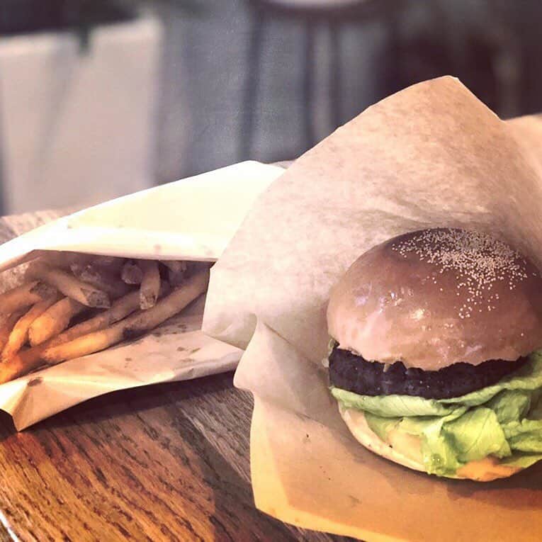 株式会社 新大陸さんのインスタグラム写真 - (株式会社 新大陸Instagram)「. 浜松本社にてコーヒー片手にまったりと業務を進めております、新大陸のアキラです。だいぶ暖かくなり、お外でのランチタイムが楽しくなってまいりました！ . 先日は浜松を中心に大人気の移動型サンドイッチショップHiroAina（ヒロアイナ）さんが来てくれまして、スタッフ皆で美味しくお洒落にお外でランチ。 . 新大陸浜松本社は、自然に恵まれた好立地！目の前に広がる公園や、オフィス２階のウッドデッキなどリラックスできる環境が整っています。 . ランチタイムには、ワークスペースからいったん離れてリフレッシュ。質の高いパフォーマンスのために、新大陸は休憩することも大切な仕事と考えています。 . 散歩してもよし、ちょこっとお昼寝をしてもよし。クリエイティブな仕事こそこうでなくちゃね！ . #新大陸 #shintairiku #SNS #マーケティング #ウェブマーケティング #SNSマーケティング #浜松 #東京 #大阪 #福岡 #hiroaina #ヒロアイナ #ハンバーガー #ランチ #lunchtime #デリバリー #浜松ランチ #移動販売 #リフレッシュ #昼休み #お外でランチ」3月26日 12時53分 - shintairiku.co.ltd