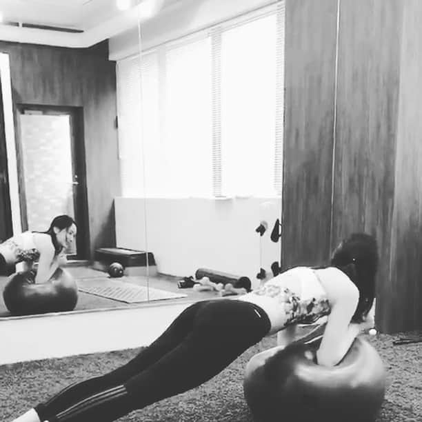 日高薫のインスタグラム：「今日は腹筋&体幹強化プログラムでした✌️ #gym #パーソナルトレーニング #体幹トレーニング #筋肉女子 #フィットネス #フィットネス女子 #instasports #腹筋トレーニング #腹筋女子」