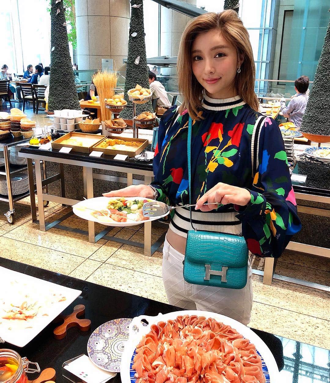 のインスタグラム：「I've been wearing MSGM lately! Love colorful things👗💗 . 新しい洋服ブランド発掘したいなー！ 最近MSGM率たかい🤨💫 . . #ootdfashion#instafashion#buffet#hotelbuffet#mandarinorientaltokyo#mandarinorientalhotel#hotelstay#tokyolife#crocodile#hermescroco#constancemini#miniconstance#constancecroco#chanelpants#whitepants#chanelclothes#msgm #マンダリンオリエンタル東京#ホテルビュッフェ#ランチビュッフェ#コンスタンスミニ#コンスタンス#エルメス#シャネル」