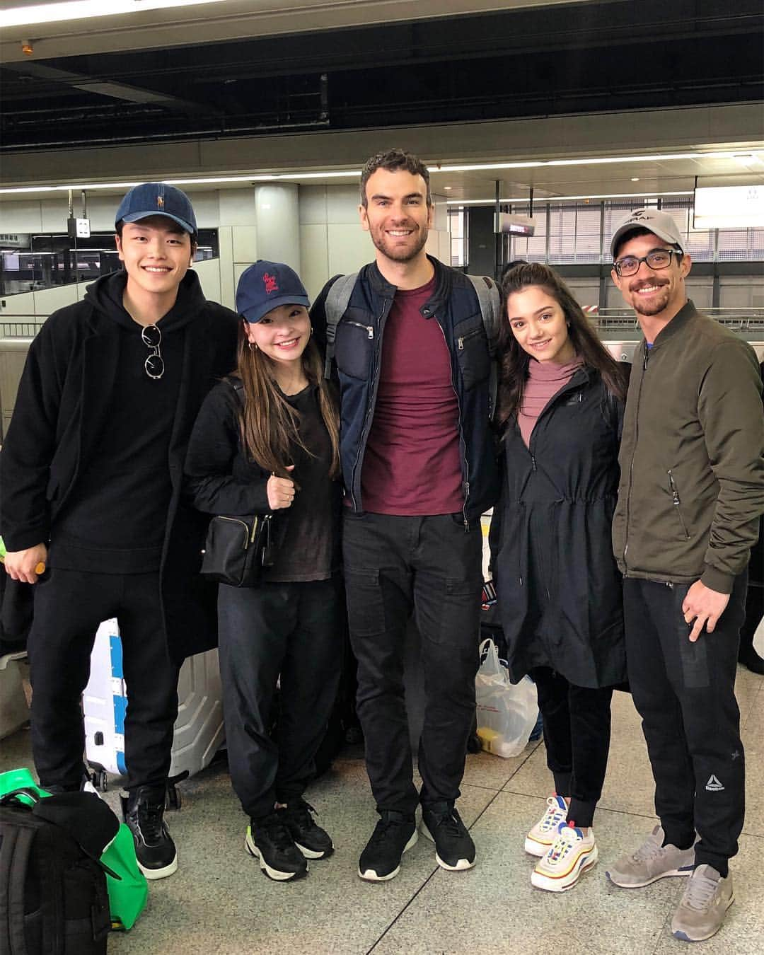 アレックス・シブタニさんのインスタグラム写真 - (アレックス・シブタニInstagram)「🔁 @maiashibutani The crew is starting to come together!! Our first day of rehearsals for @starsonice is tomorrow. #SOI19 😃🎉 @alexshibutani @ericradford85 @jmedvedevaj @javierfernandezskater」3月26日 13時03分 - shibsibs