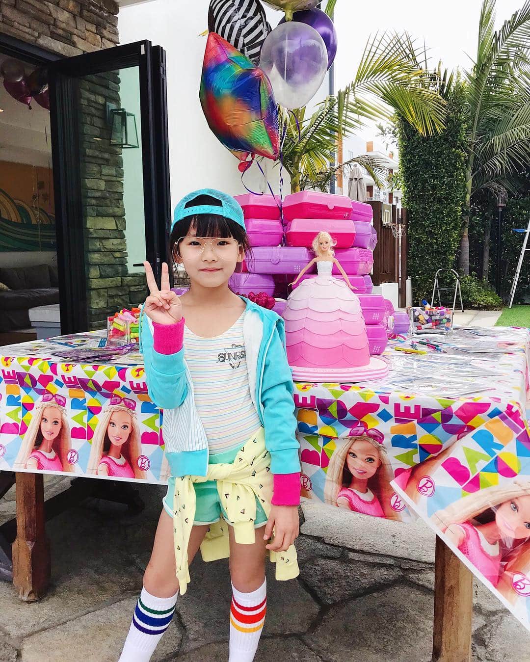Zooey Miyoshiさんのインスタグラム写真 - (Zooey MiyoshiInstagram)「Just a few of our favorite things from #zooeystuckinthe80s 💁🏻‍♀️ 📸: @kimber.collective . . . . . A big thank you to @thenailtruck for pampering our friends, @jimboystacos for feeding all of our guests, @yoobi for supplying us with stickers to DIY our @realcaboodles, @lipsmackerbrand for gifting the cutest product to fill our caboodles, @cinderellacakes for baking us this adorable @barbie Birthday Cake, @partycity for supplying all the Barbie decor, @sunnylifeaustralia for coming through with pool floaties and @anagramballoons for the cutest balloons to fill a girl’s dream! 💜」3月26日 13時04分 - zooeyinthecity