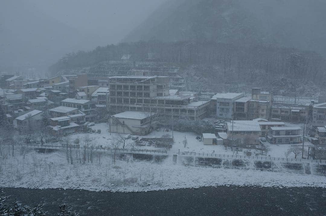 小野健斗さんのインスタグラム写真 - (小野健斗Instagram)「朝は起きたら雪が積もっててびっくりしました。笑 寒くて勇貴のダウン借りたよ👍」3月26日 13時10分 - kento_ono