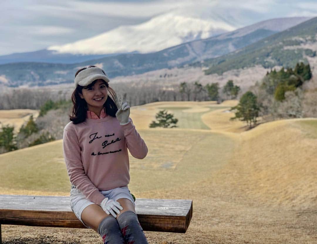 中西希のインスタグラム：「「富士山と桜」  #日本の美 #ゴルフ #春コーデ #ゴルフ女子 #ゴルフコーデ #ゴルフ部 @goljomo #ゴルジョモ」