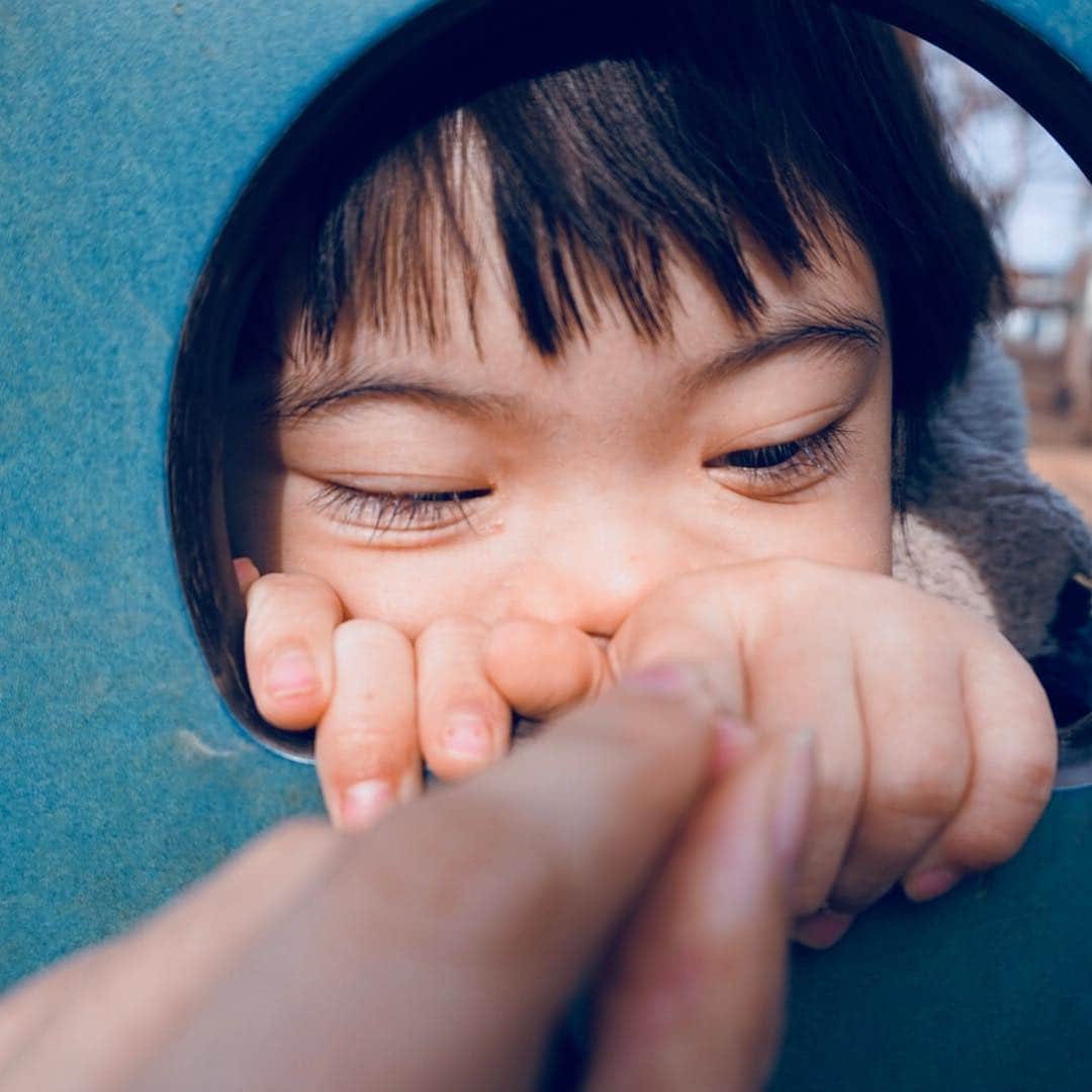 龍円愛梨さんのインスタグラム写真 - (龍円愛梨Instagram)「東小金井のこの公園には月一回のSTのあとに来ます。あっちこっちの穴から顔をのぞかせる遊びがお気に入り。」3月26日 13時32分 - airi_ryuen