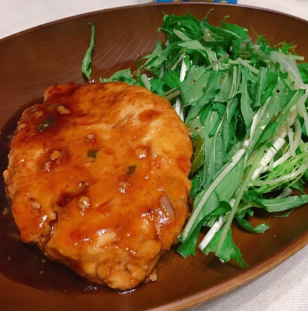 山西章博のインスタグラム：「今日のご飯。離乳食の残りで豆腐ハンバーグなのさ！ #豆腐ハンバーグ #テリヤキソース  #鶏胸ひき肉  #豆腐  #野菜入り #離乳食の残り  #初心者主夫」