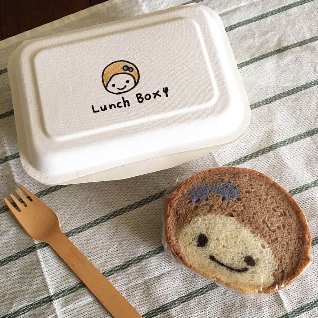 のインスタグラム：「. . #イラストパン #こーねるちゃん . 今日は、こーねるちゃんサンドイッチのお弁当を持って朝からお勉強会へ。 今朝ばたばたと自分用に、ありものを寄せ集めただけのお弁当ですが、 こーねるちゃんサンドのおかげで可愛いランチBOXとなりました♡ . イラストパンのサンドイッチは、お弁当を一気にかわいく演出してくれるのでいいですよ〜😊 . . 【お知らせ】 4/14（日）に 表参道のノートルスタジオ（ @notrestudio ）で、 こーねるちゃんのイラストパン レッスンを開催します。 午後の部のみまだお席がありますので、ご興味のある方はいかがですか？ お申し込みは @notrestudio  へお願いします。 . . 尚、５月は単発レッスンございません☺︎ . . . My lunch today . Cute sandwich 😋 . . . #breadworks #breadart #sandwich #kawaiifood #kawaii #lunch #lunchbox #japanesegirl #cute #パン #手作りパン #食パン #サンドイッチ #萌え断 #キャラ弁 #キャラフード #女の子 #girl #無添加パン #ラウンドパン #トヨ型 #お弁当 #パン教室 #konel #こーねる #美味しくてかわいくて楽しいパン作り」