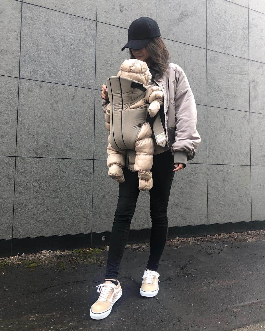 のインスタグラム：「. Good afternoon igfrends 😌✨ . . なーんか雨とかパッとしない天気です☂️ 第三子、3ヶ月になりました💓 . 早く雪溶けて、ベビーカー出したい 街中はほぼ雪無くなりましたが、家周りあと少し👍 . ファッション詳細は後ほどblogにて (プロフィールにリンク🔗) . =============== 私のファッション記録は My record of #ootd ↓↓↓ #sayaka_fashion =============== . #zarawomen #zara #ザラ #ザラジョ #ザラコーデ #親子コーデ #男の子ママ #札幌ママ #大人カジュアル #大人カジュアルコーデ #今日の服 #ママリファッション #ベビービョルン #抱っこ紐 #抱っこ紐コーデ #vansoldskool #スニーカー女子 #スニーカーコーデ #mamagirl #ママコーデ #ママコーディネート #ママスタイル #ママファッション #zarababy #北海道ママ #ootdfashion #今日のコーディネート #札幌市」