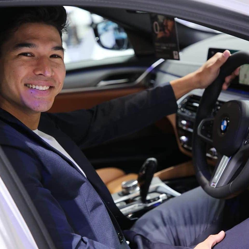 BMW Thailandさんのインスタグラム写真 - (BMW ThailandInstagram)「วันนี้เหล่าเซเลบริตี้คนดัง เข้ามาชมรถ BMW ที่เปิดตัวรอบแรก มีแต่รถสวยๆ หลากหลายรุ่น ใครถูกใจรุ่นไหนกันบ้าง เตรียมเล็งไว้ได้เลย เพราะงานนี้มีหลายรุ่นที่เนื้อหอมสุดๆ  อย่าลืมมาเจอกันได้ที่ Bangkok International Motor Show 2019 ระหว่างวันที่ 27 มีนาคม - 7 เมษายน ที่อิมแพค เมืองทองธานี  พร้อมรับข้อเสนอสุดพิเศษ ฟรี BSI Package เพิ่มปีที่ 6* และประกันชั้น 1 ในรุ่นที่กำหนด* เริ่มแล้ววันนี้ที่ผู้จำหน่ายฯ อย่างเป็นทางการ *เงื่อนไขเป็นไปตามที่บริษัทฯ กำหนด  #BMW #BMWTH #MotorShow2019」3月26日 13時37分 - bmwthailand