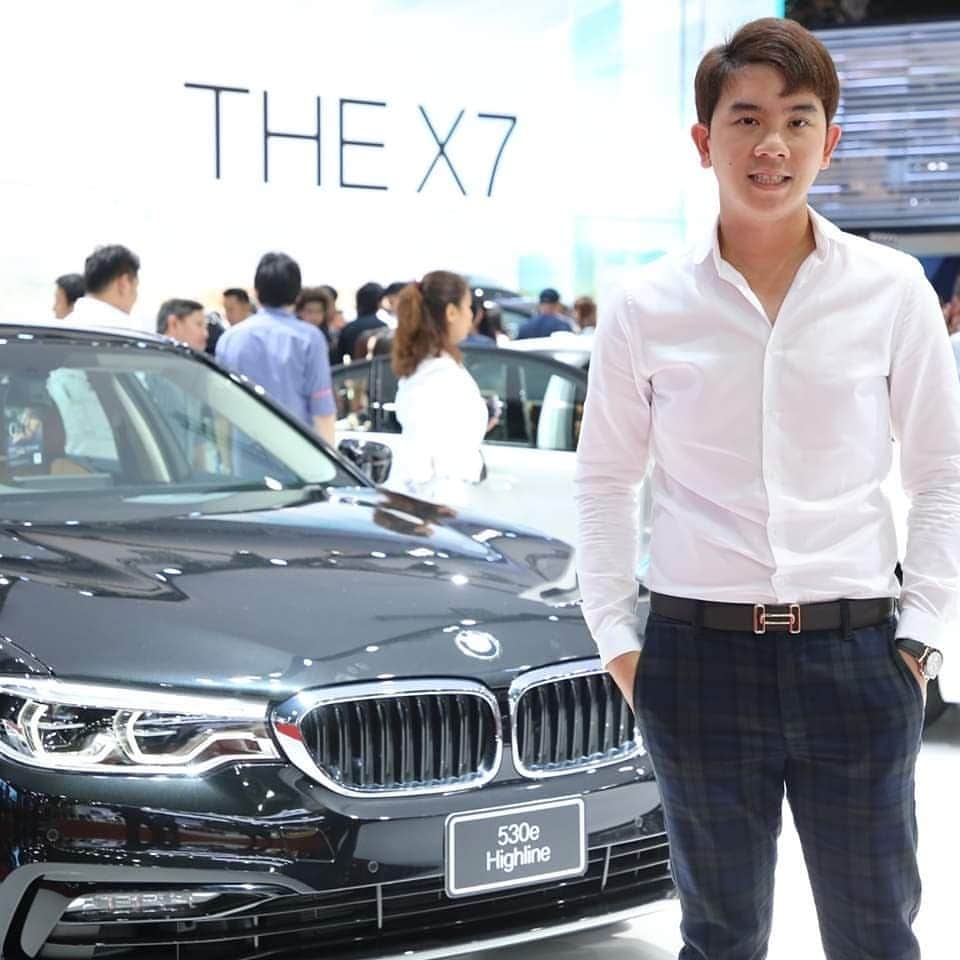 BMW Thailandさんのインスタグラム写真 - (BMW ThailandInstagram)「วันนี้เหล่าเซเลบริตี้คนดัง เข้ามาชมรถ BMW ที่เปิดตัวรอบแรก มีแต่รถสวยๆ หลากหลายรุ่น ใครถูกใจรุ่นไหนกันบ้าง เตรียมเล็งไว้ได้เลย เพราะงานนี้มีหลายรุ่นที่เนื้อหอมสุดๆ  อย่าลืมมาเจอกันได้ที่ Bangkok International Motor Show 2019 ระหว่างวันที่ 27 มีนาคม - 7 เมษายน ที่อิมแพค เมืองทองธานี  พร้อมรับข้อเสนอสุดพิเศษ ฟรี BSI Package เพิ่มปีที่ 6* และประกันชั้น 1 ในรุ่นที่กำหนด* เริ่มแล้ววันนี้ที่ผู้จำหน่ายฯ อย่างเป็นทางการ *เงื่อนไขเป็นไปตามที่บริษัทฯ กำหนด  #BMW #BMWTH #MotorShow2019」3月26日 13時37分 - bmwthailand