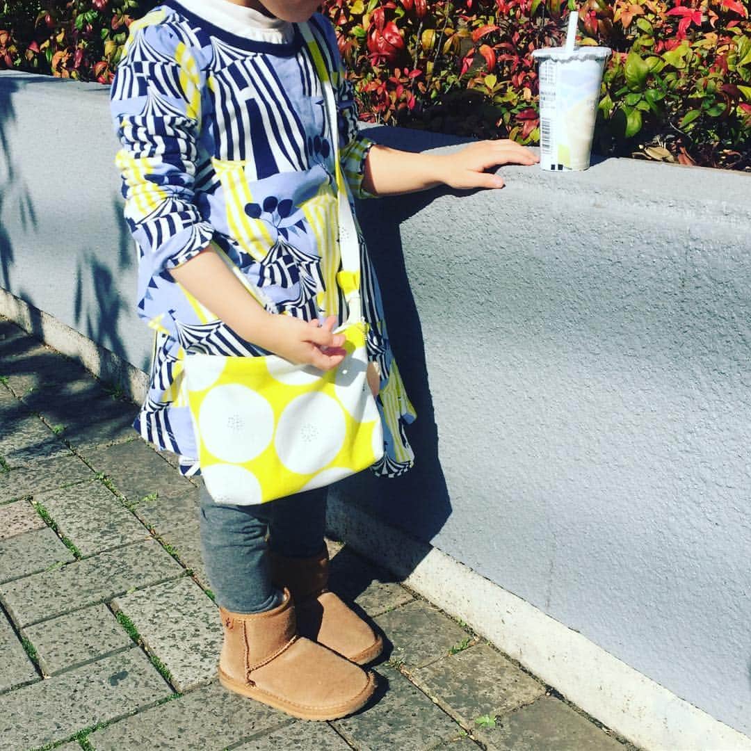 大和田美帆さんのインスタグラム写真 - (大和田美帆Instagram)「飲むヨーグルトに 葉っぱを見せてあげてるんだそうです。 . . そんな時間。  いとたのし。  #3歳児とのおでかけ #たのしすぎる #何を言い出すかわからない #素晴らしい発想力 #勉強させてもらってます 笑 #身体は疲れるけど心は満ちる時間」3月26日 13時38分 - miho_ohwada