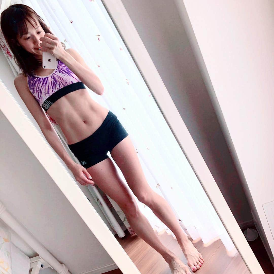 鈴木莉紗さんのインスタグラム写真 - (鈴木莉紗Instagram)「いつもマラソン終わると気のゆるみから、カラダもダルんてなるんだけど←🙉 今年は気持ちを新たに練習と食事に気をつけています。 #プロテインの消費量半端ない  #筋分解との戦い #速く走るための減量 体脂肪率は4%減、カラダの重りは2.7kgも減っているので、とにかく走るのがラクです😂 ジョグのスピードも今までは、キロ5分を切るのがきつかったけれど 今はだいたいキロ4分半くらいがスタンダード🙆‍♀️ 。 今期のオフシーズンは筋力と筋肉量を増やしてさらなるスピード強化を図りたいので、加圧トレーニングと並行して高重量トレーニングも再開予定です。 オフになると筋トレやらなくなる人いるんだけど、この時期いかにカラダのベースを上げるかが大切になってきます。  #加圧トレーニングジムDEUX #加圧トレーニング #自由が丘 #筋トレ #減量 #マラソン #ランニング #腹筋女子 #フィルターで加工しても腹筋の線が消えなくなりましたw #からだシェイプ #ダイエット」3月26日 13時39分 - suzuki__lisa