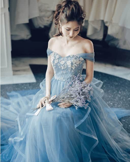 のインスタグラム：「* カラードレス:04-11998 ドレスブランド: Leaf for Brides ヘッドアクセサリー:05-8278 イヤリング:07-8548 * こちらのドレスは @juno_weddingdress のドレスです。 ----------------------------------------- <お問い合わせ> 💌@dresses_weddingdress へDM 📞 0120-791-249 ご試着予約やレンタル価格など、お気軽にお問い合わせください。 ----------------------------------------- . コーディネートのポイントや詳細は  @dresses_weddingdressホーム画面URLへ。 * その他のLeaf for Bridesのドレスは#LeafforBrides_Dresses よりご覧いただけます。 * 素敵だと思ったら、写真をダブルタップ✨ * #ドレッシーズ#LeafforBrides_Dresses #leafforbrides #福岡花嫁 #結婚準備 #結婚式準備 #プレ花嫁 #フォトウェディング #前撮り #ブライダルヘア #花嫁diy #花嫁ヘアメイク #福岡プレ花嫁 #プレ花嫁準備 #ハナコレストーリー #ウェディングレポ #dressy花嫁 #ロケーションフォト #ドレス試着 #結婚式diy #ウェディングソムリエアンバサダー #ウェディングニュース #日本中のプレ花嫁さんと繋がりたい #花嫁準備 #ドレス試着 #ウェディングドレス試着#カラードレス試着」