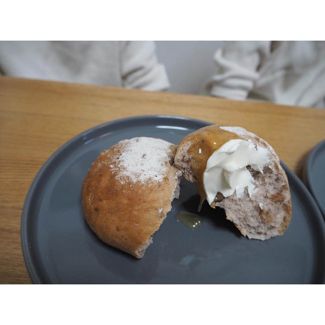 ayakoさんのインスタグラム写真 - (ayakoInstagram)「❤︎ 先日ローソンのマチノパンを知ってから ハマり中🤤🍞 コンビニのパンと思えないくらい美味しくてパン屋さんで買ったみたいに美味しい❤︎ 今日はくるみにくるみぱんをおやつに * * パサパサせずふんわりもっちり生地で どこを食べてもくるみがぎっしり🙆‍♀️ アレンジして、クリームチーズとハチミツと 大好きなあんバター🤤 2人はチーズがお気に入り❗️チーズとくるみが良く合う😊つまみにもなりそ🍷 * * この美味しさが近くのローソンで買えるのは 嬉しい😆 #ローソン#マチノパン#pr」3月26日 13時47分 - ayaya315