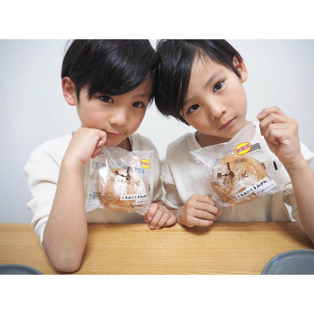 ayakoさんのインスタグラム写真 - (ayakoInstagram)「❤︎ 先日ローソンのマチノパンを知ってから ハマり中🤤🍞 コンビニのパンと思えないくらい美味しくてパン屋さんで買ったみたいに美味しい❤︎ 今日はくるみにくるみぱんをおやつに * * パサパサせずふんわりもっちり生地で どこを食べてもくるみがぎっしり🙆‍♀️ アレンジして、クリームチーズとハチミツと 大好きなあんバター🤤 2人はチーズがお気に入り❗️チーズとくるみが良く合う😊つまみにもなりそ🍷 * * この美味しさが近くのローソンで買えるのは 嬉しい😆 #ローソン#マチノパン#pr」3月26日 13時47分 - ayaya315