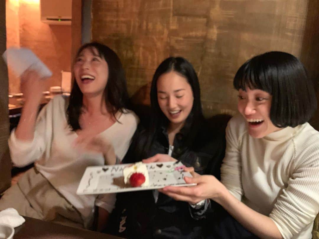 高嶋香帆のインスタグラム：「女優友達の井上奈々ちゃん、台湾へ行ってらっしゃい会でした☺️ . 春は友人のお見送りが多くて寂しいなぁ…🤔 . 写真を撮ろうとしたら、ケーキが倒れて 慌てて起こしている図。笑 楽しそう☺️💓笑 . #japanesegirl #asiangirls #japan #followme」