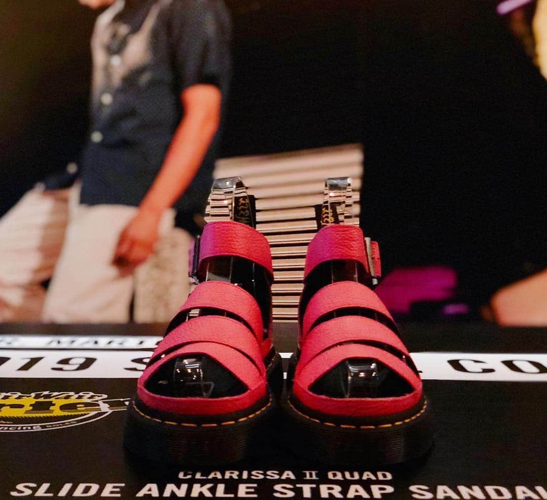 内山理名さんのインスタグラム写真 - (内山理名Instagram)「DR.MARTENS💃 SS19 SANDAL COLLECTION.. ・ ピンクの重みのある サンダル可愛かったわーーー。 ・ #drmartens #ss19 #sandalcollection #pinkshoes 💘」3月26日 13時48分 - rinauchiyama_official