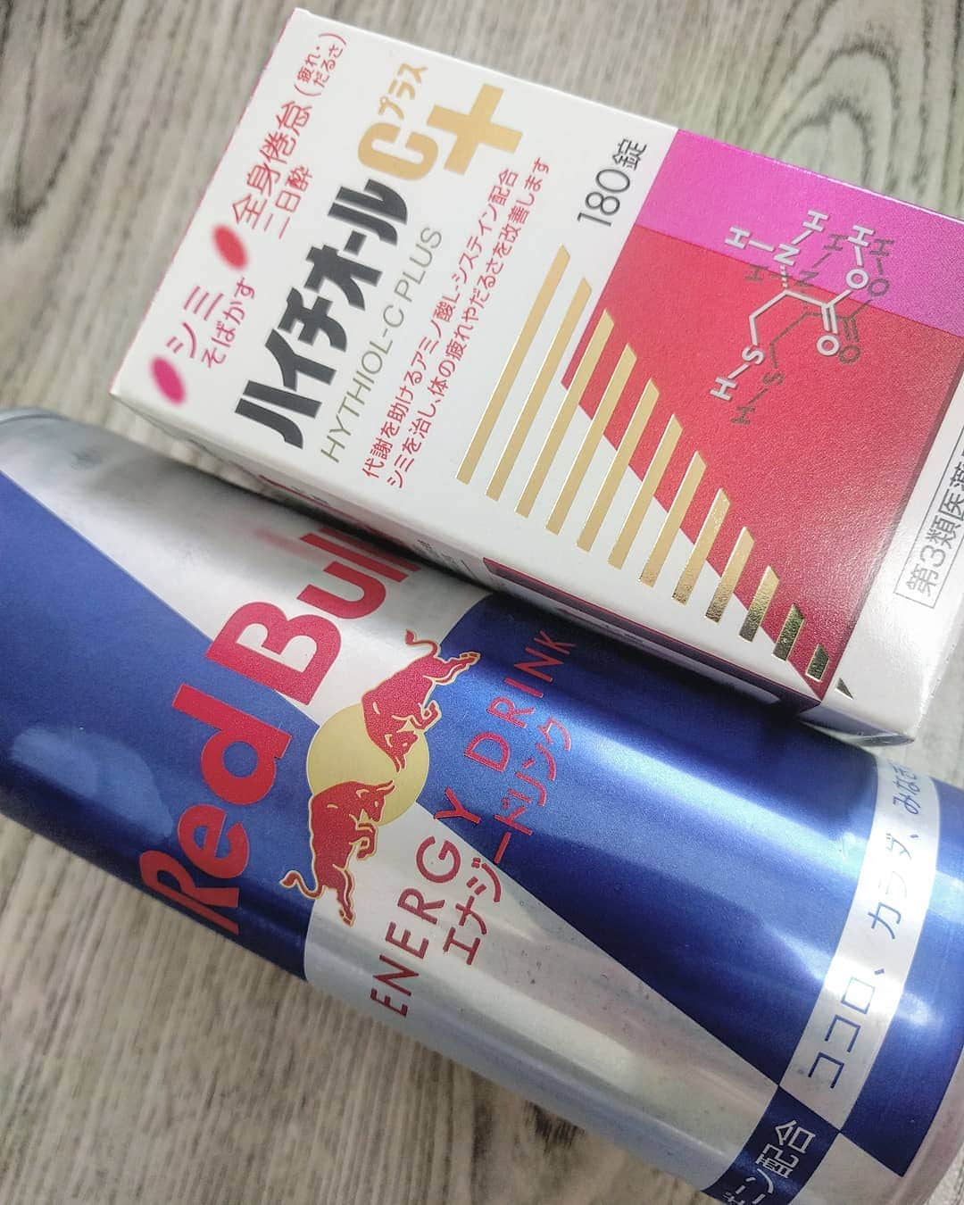 越中睦士さんのインスタグラム写真 - (越中睦士Instagram)「必需品  #redbull  #ハイチオールcプラス」3月26日 13時52分 - makotokoshinaka