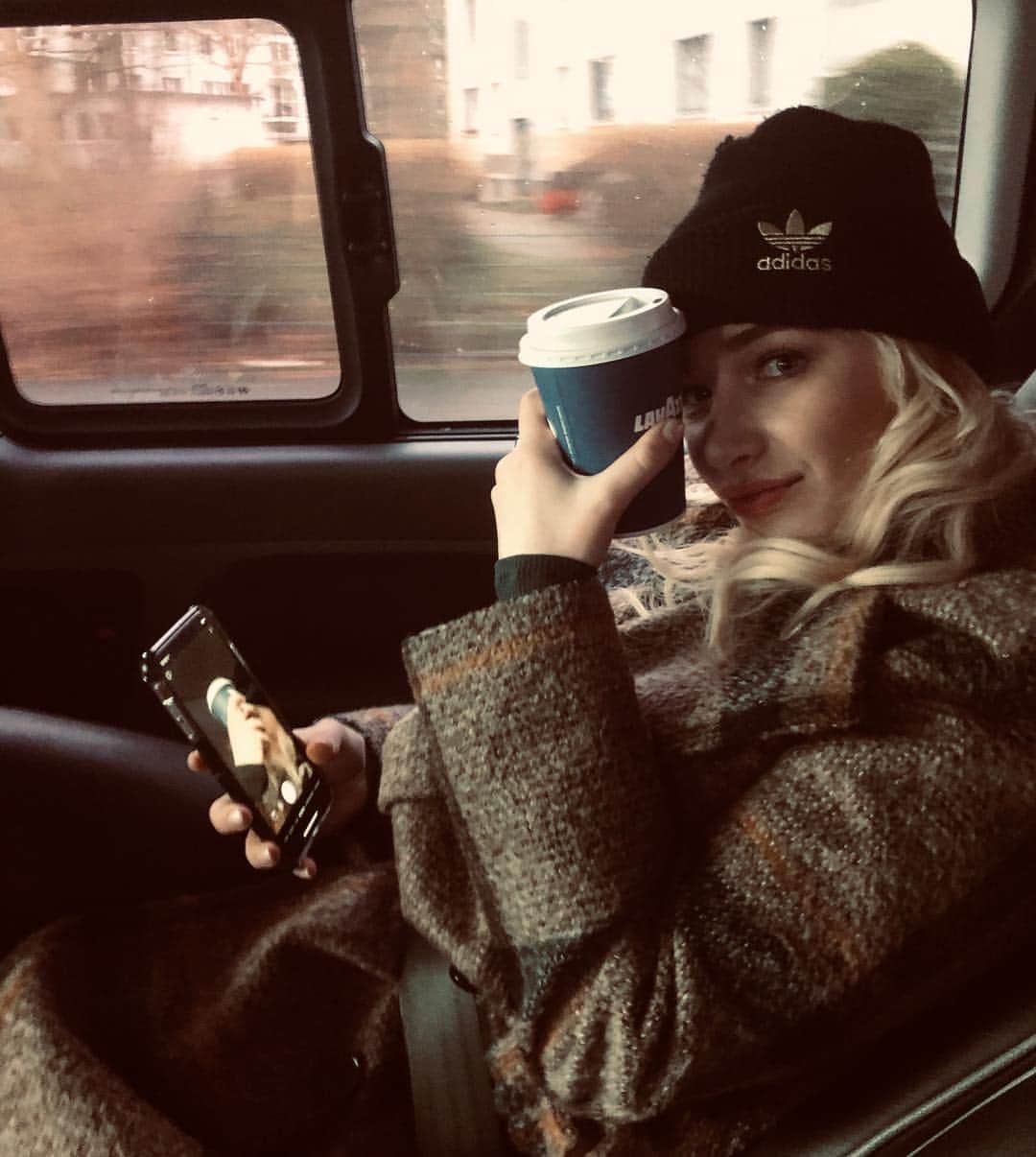 タイラー・ピアースのインスタグラム：「I am finally taking a long break from social media and honestly just any media in general! So if I don’t reply just leave a message and I will get back to you eventually! 🖤」