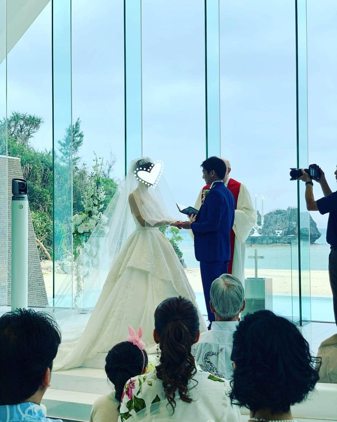 神田うのさんのインスタグラム写真 - (神田うのInstagram)「弟・伸一郎💕の結婚式でした💒 2人の幸せな姿を見届ける事が出来て涙涙でした。 心から2人の幸福を願います❤️ #弟#結婚式#wedding#weddingceremony#感動で涙#幸せになってね#ウェディングドレス#weddingdress#シェーナドゥーノ#scenaduno#mybrother#神田伸一郎#ハマカーン#ハマカーン神田#沖縄#okinawa#アイネスヴィラノッツェ沖縄#アイネスヴィラノッツェ#einesvilladinozzeokinawa」3月26日 14時07分 - unokandaofficial