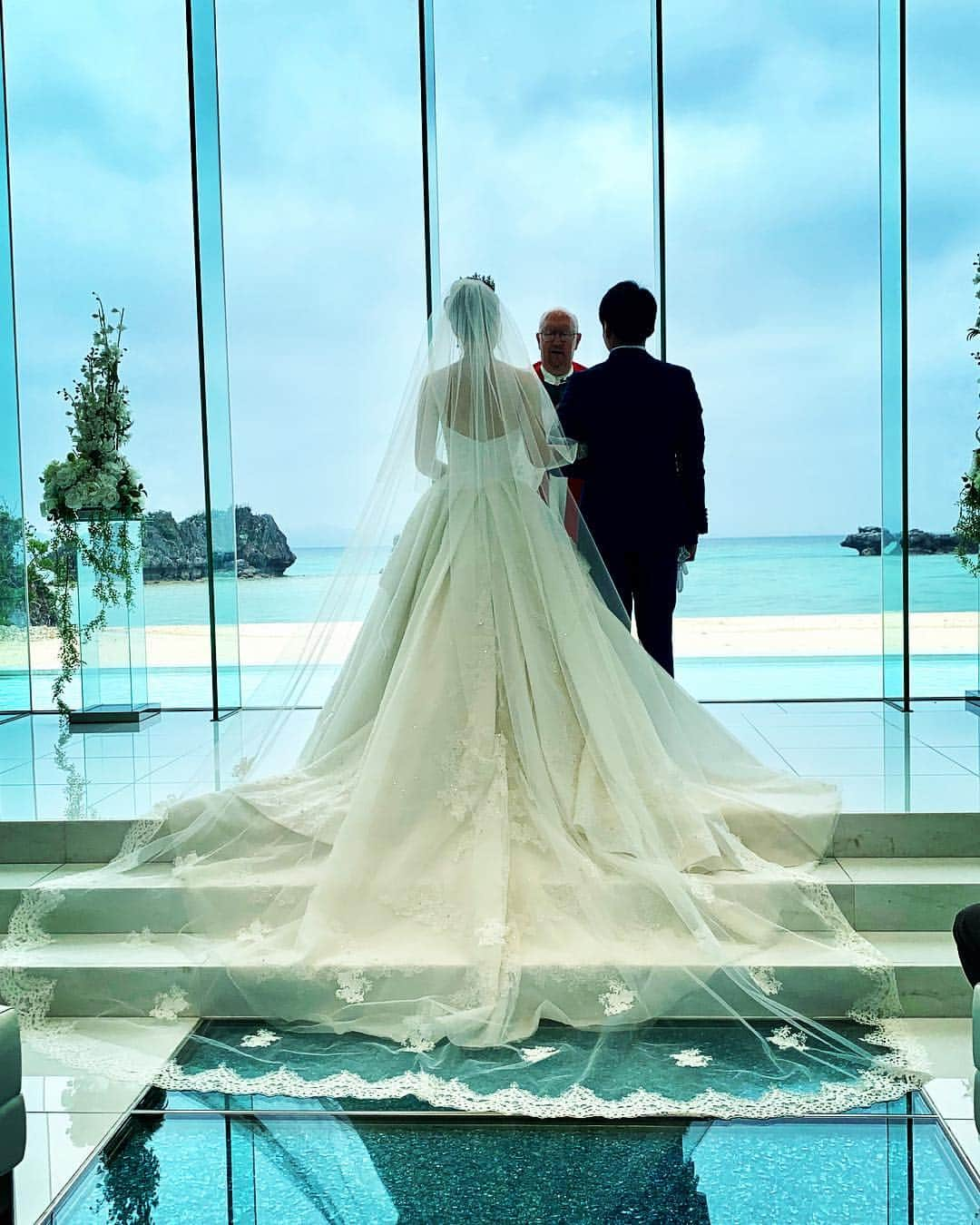 神田うのさんのインスタグラム写真 - (神田うのInstagram)「弟・伸一郎💕の結婚式でした💒 2人の幸せな姿を見届ける事が出来て涙涙でした。 心から2人の幸福を願います❤️ #弟#結婚式#wedding#weddingceremony#感動で涙#幸せになってね#ウェディングドレス#weddingdress#シェーナドゥーノ#scenaduno#mybrother#神田伸一郎#ハマカーン#ハマカーン神田#沖縄#okinawa#アイネスヴィラノッツェ沖縄#アイネスヴィラノッツェ#einesvilladinozzeokinawa」3月26日 14時07分 - unokandaofficial