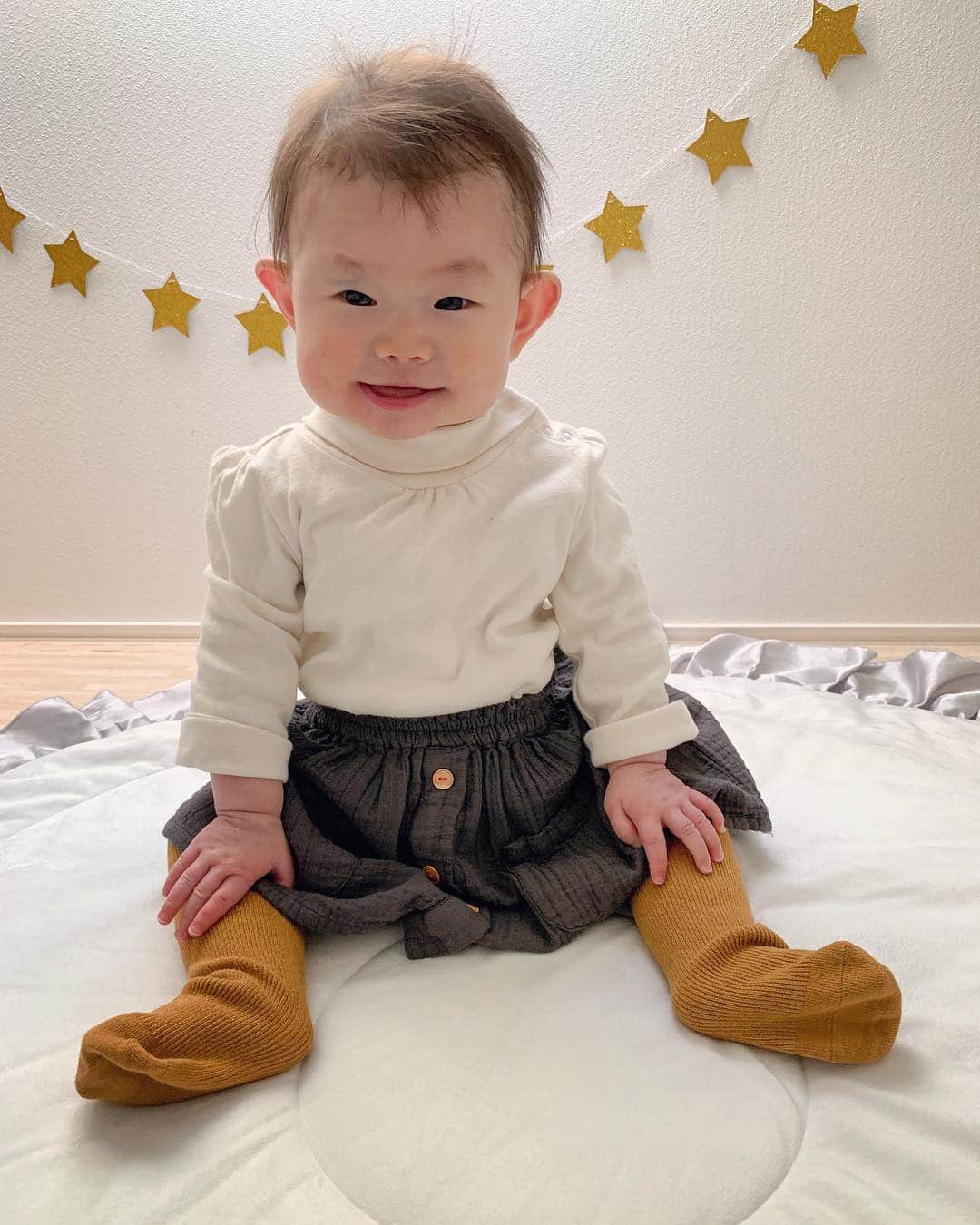 のインスタグラム：「#ニーハイ🧦 ・ ベビー用の#ニーハイソックス を発見✨ これでスカートだったら#オムツ替え がすごく楽になるじゃない✨と思って速攻で買ったよ笑 ・ 今日のコーデは、 トップス @gapkids_jp  スカート @zarakids  ニーハイは5足セットで @amazon でポチったよ👍 ・ ・ ・ #amazon #gapbaby #zarababy #今日のコーデ #赤ちゃんコーデ #babyfashion #コーデ #7months #7ヶ月baby #女の子ママ #新米ママと繋がりたい #赤ちゃんのいる生活 #おもちゃ #baby #女の子ベビー #youtuber #毎日バタバタ #30代初ママ #育児 #英才教育中 #赤ちゃんとチワワ #photooftheday」