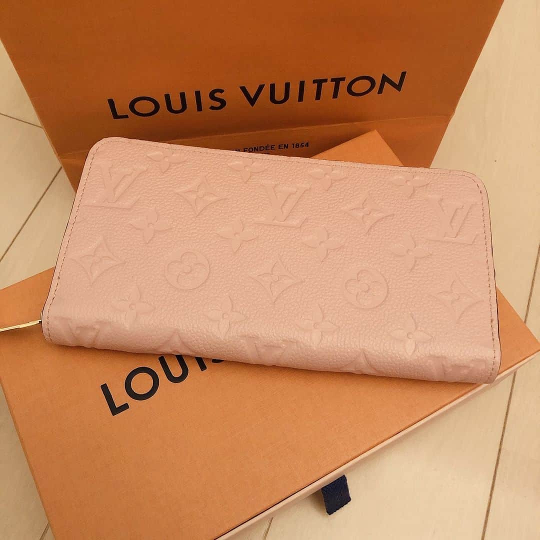 葉月七瀬のインスタグラム：「新しい財布にしたよ👛💖 安定のピンク🙈🎀 いろんな財布使ったけど1番ヴィトンが 使いやすかったから戻した( ॣ•͈૦•͈ ॣ)🌟 キーケースも買ったけど取り寄せだから 忘れた頃に届くやつだ～！！笑 キーケースもピンクだよ🎀💕💓💗 #louisvuitton #財布 #ピンク好き」