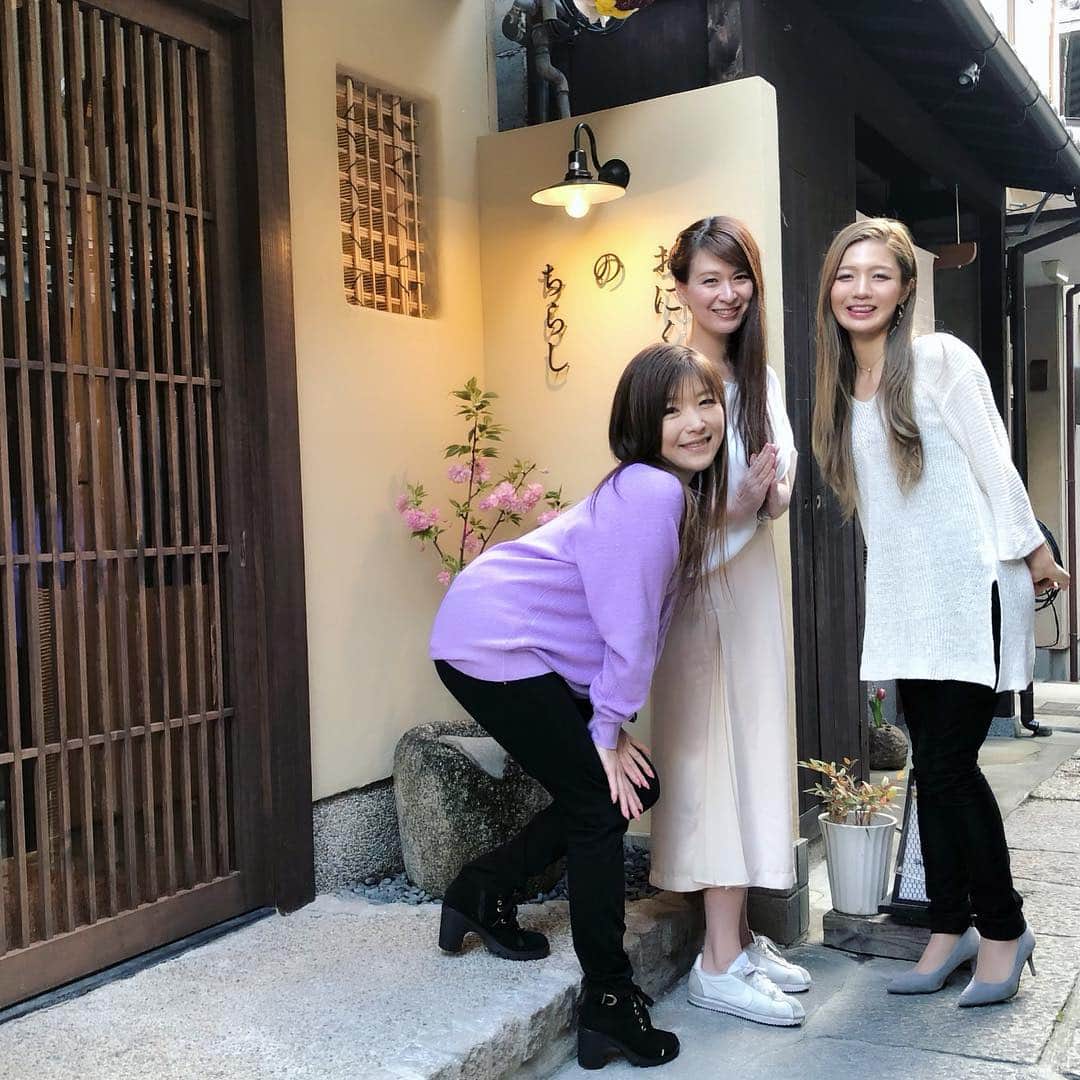 里井真由美さんのインスタグラム写真 - (里井真由美Instagram)「ぷ・るぅ〜ん 🌸 水わらびもち😆💓💓💓 ・ ・ 3/29 京都 二寧坂にオープンする @onikunochirashi 「おにくのちらし」さんの甘味です。おいしいー♪ ・ ・ 食感も味わいも良くて、中にこんぺい糖が入ってます🌸🌸🌸 ・ ・ →2枚め以降)お好みで黒みつ、ほうじ茶きな粉、抹茶きな粉をかけて💓 ・ ・ レセプションにお招き頂きましたー♪ ・ #おにくのちらし﻿ #肉ちらし#水わらびもち#甘味 #京都グルメ﻿#ありが糖運動 #京都ランチ﻿#清水寺ランチ﻿ #清水寺グルメ﻿#1級フードアナリスト里井真由美 #清水寺食べ歩き﻿#里井真由美 #二年坂 #ニ寧坂 #京都観光﻿ #kyotojapan #kiyomizudera﻿」3月26日 19時47分 - mayumi.satoi