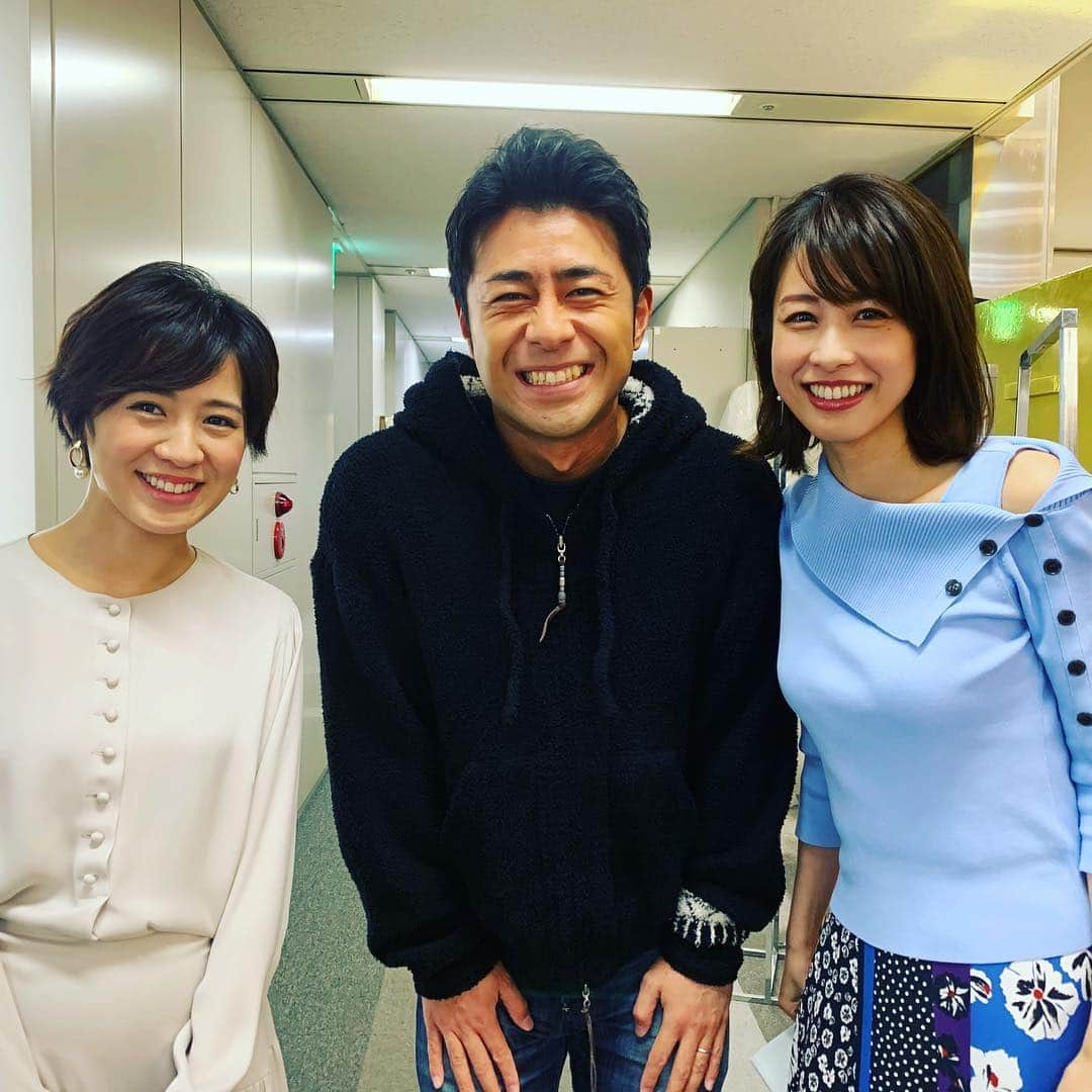 フジテレビアナウンサーさんのインスタグラム写真 - (フジテレビアナウンサーInstagram)「久々に同期３人そろいました🙋🏻‍♀️💁🏻‍♀️🙋🏻‍♂️﻿﻿ ﻿ #グレイティストTVショー﻿﻿ #フジテレビ開局60周年記念WEEK﻿﻿ #2008年入社同期﻿﻿ #明日のめざましテレビにも出演する綾ちゃん﻿ #そんな綾ちゃんにずっとお腹をなでられていた慶ちゃん﻿ #そんな２人を待ち伏せていた榎並﻿ #撮影は藤井カメラマン﻿ #加藤綾子﻿ #椿原慶子﻿ #藤井弘輝﻿ #榎並大二郎﻿ #フジテレビアナウンサー」3月26日 19時40分 - fujitv_announcer