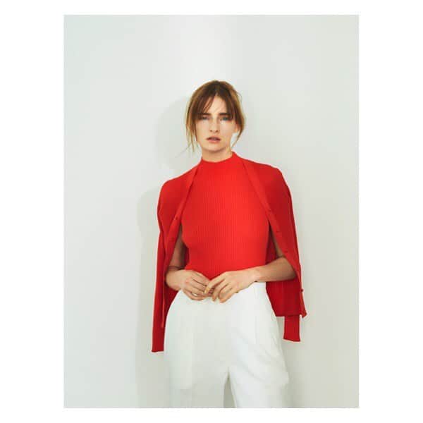 PLST（プラステ）さんのインスタグラム写真 - (PLST（プラステ）Instagram)「鮮やかなリブニットは﻿ 白パンツとのコントラストを楽しんで。﻿ ﻿ ◇ 【DANIELLE SHERMAN】﻿ UVコットンアセテート﻿ ボトルネックノースリーブリブニット﻿ 129201002 ¥5,990+税﻿ ﻿ ◇ 【DANIELLE SHERMAN】﻿ UVコットンアセテートVネックリブカーディガン﻿ 129203002 ¥7,990+税﻿ ﻿ ◇ 【DANIELLE SHERMAN】﻿ リネンブレンドフロントタックパンツ﻿ 129206034 ¥9,990+税﻿ ﻿ #plst﻿ #プラステ﻿ #danielle_plst﻿ ﻿ 繊細な #リブ編み で﻿ #フィット感 が良い﻿ #ボトルネック の﻿ #ノースリーブ #ニット と﻿ #シャープ な﻿ #vネック の﻿ #カーディガン を﻿ #セット で。﻿ #写真 は﻿ 撮影時の光の加減で﻿ #赤 に見えますが、﻿ #オレンジ という色名で﻿ #販売 しているものです☺︎」3月26日 19時43分 - plst_official