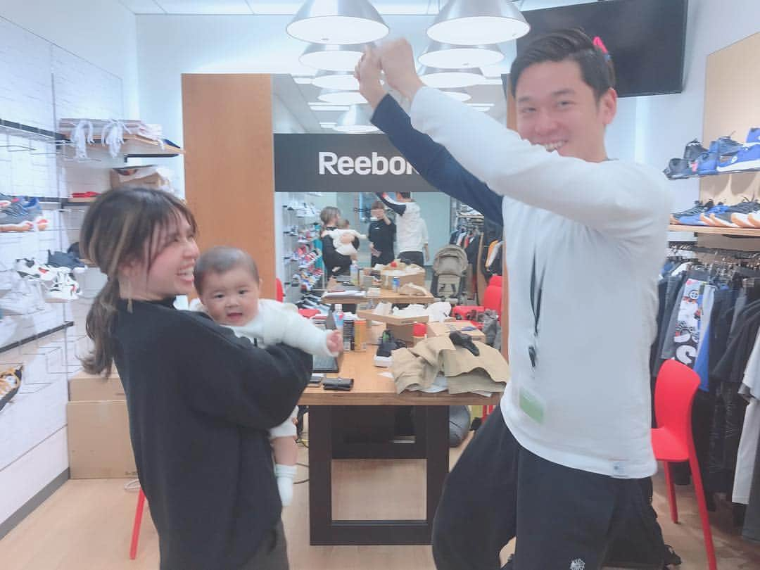 桃さんのインスタグラム写真 - (桃Instagram)「クロちゃんとReebokのおそろいのスニーカーGET🥺💕 かわいいいいいい！！ 夏に大活躍しそうな透け感！！！はき心地も最高だった🥺✨ #桃クロ #reebok  #リーボック #giftedbyreebok #おそろ率高し #スニーカー」3月26日 19時43分 - momo.official