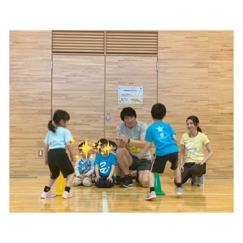 市橋有里のインスタグラム：「今日は平成31年度最後のかけっこ教室でした。私は長距離コーチを担当させていただきもう4年。いろんなスペシャリスト・コーチに支えていただき子どもたちが本気でスポーツを楽しむ姿を見せていただきました。ずっと通いつづけてくれた子もはや6年生で卒業です。ここ何回かは卒業生が遊びに来て近況報告をしてくれたり、勉強の為にお休みしていた子がまた戻ってきてくれたり、兄弟姉妹がきてくれたり。また、どんどん記録が伸びたり人として成長する姿を見られるのは、指導者としてこの上ない喜びです✨やはり卒業するのは寂しいけれど、これこらもこのかけっこ教室で培ったスポーツする楽しみと達成感、一生懸命する喜びと努力することを忘れずに歩んでいってほしいです。ずっと見守って下さっている保護者の皆様、サポートして下さっている全ての方々に感謝の気持ちでいっぱいです。でも卒業はやっぱり寂しいな😢 ・ #かけっこ教室 #コーディネーションアカデミー #Ca カルシウムではないw #菅野コーチ #中嶋コーチ #齊藤コーチ #幼児から高学年 #高学年クラスは20人ほどで本当のクラスみたい」