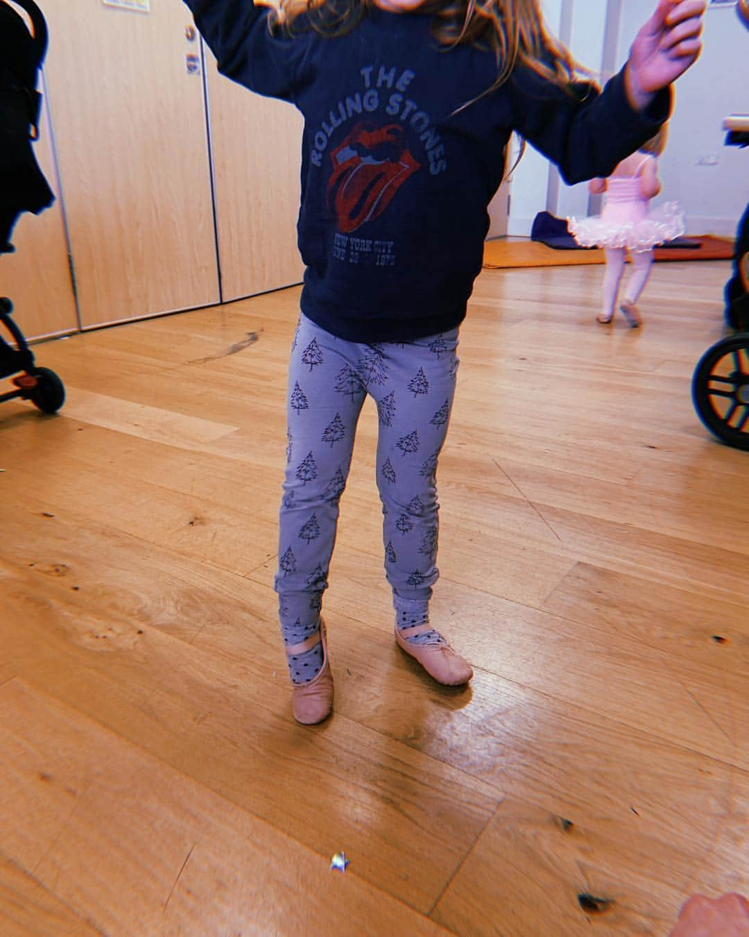 ファーン・コットンさんのインスタグラム写真 - (ファーン・コットンInstagram)「The only kid who refuses to wear a pink tutu 👌🏼😂 Last ballet lesson of term. #therollingstones」3月26日 19時46分 - fearnecotton