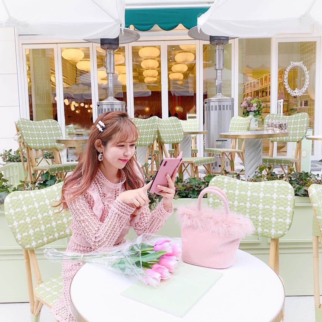のインスタグラム：「. . フリマアプリのメルカリから 新機能がでたって聞いて早速使ってみた💐 . なんでも女の子には 嬉しいコスメ💄香水🛁、美容カテゴリー✍🏻の商品で 便利なバーコード出品が可能になったみたいなの😳💕 . この機能を使えばいちいち検索かけて 値段いくらだったかとか 商品名なんだっけ〜ってやっていた手間が見事に省ける！ から出品がとんでもなく楽に！スムーズになる🌷💗 めっっっちゃすごくない？？💭 . 2枚目に動画で バーコード出品載せてみたからそれ見たら早いかも🌼 . これを機にいっぱいコスメ売りまくろ〜👱🏻‍♀️🎀 . #mercari #fashion #cafe #ootd #メルカリ #新機能 #メルカリしようよ #バーコード出品 #コスメマニア #カフェ #フリマアプリ #コーデ  #メルカリ_PR」