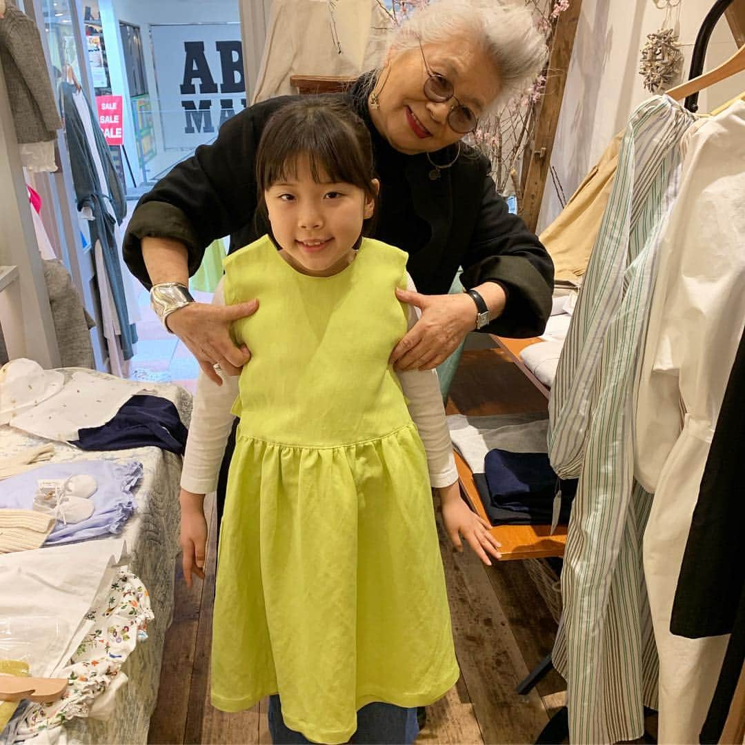 河島あみるさんのインスタグラム写真 - (河島あみるInstagram)「大好きなマダムのお店で 春服も買いましたよー👗 お店の中は マダムファンでいっぱい💕 私は 狙っていたカーディガンを 鏡で当ててみたんですが 色が思ってたより似合わない。。。その瞬間 マダム「あかん！この色は似合わんわー！他の色にしよかーハッキリ言うてごめんねーアハハ〜😝」 私も 本当に似合わないと思っていたので 「やっぱ似合いませんよねー」 妙に納得（笑） 似合わないなら似合わないとハッキリ言うてくれはる♫ありがたいです💕 結局 他の色を2色買いました。 お買い物の後は マダム行きつけの パンケーキやさん アンジーへ。 アンジーマダムともお話しできて 嬉しかったぁ💕 そして、お世辞抜きで今まで食べたパンケーキで一番美味しかったです！ 特にチョコバナナを美味しいと思ったのは初めてです！！！！ 今度は家族みんなで行こっと🥞 @kobehananoki  @hananoki_1974  #子供服 #キッズファッション #神戸ハナノキ #パンケーキ #angie #憧れのマダム #神戸グルメ」3月26日 19時47分 - amiru_kawashima