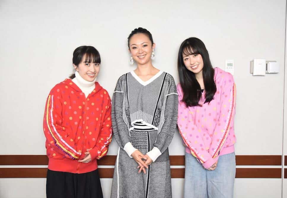のインスタグラム：「ハピクロ聴いて下さりありがとうございました！ 放送後、夏菜子ちゃん あーちゃんと😆📸 とっても居心地良くみんなで盛り上げて下さって楽しい時間となりました！ 私のオススメ絶景スポットTOP3は 「カナダ イエローナイフのオーロラ」 「カザフスタン 白亜の大地」 「ギリシャ コルフ島の海の美しさ」 でした💕 ハピクロのHPにて、放送の様子を振り返る事が出来るので良かったら覗いて見てください💕絶景の画像も出ています。 ・ 夏菜子ちゃん あーちゃん 清野アナ ありがとうござました。 ・ ・ ・ #tfm #ももいろクローバーzのsuzukiハッピークローバー #クイズも出したよ#番組最長ミニドラマにも挑戦#百田夏菜子 ちゃん#佐々木彩夏 ちゃん#清野茂樹 アナウンサー#ありがとうございました 💕」