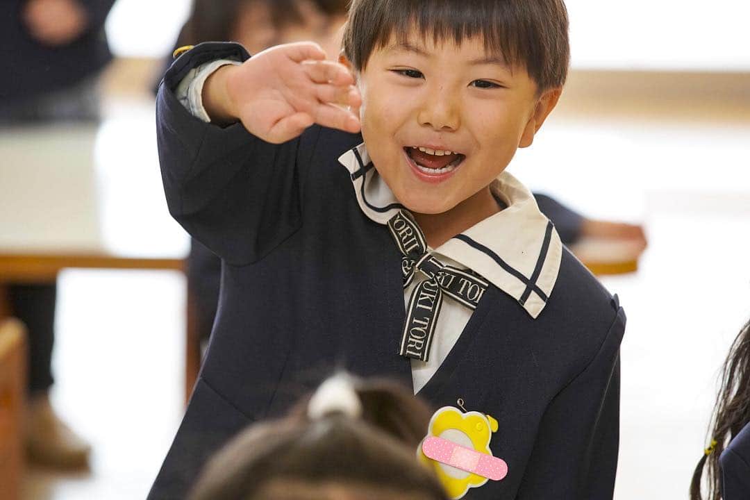 高橋菜摘のインスタグラム：「🎓 幼稚園年少さんが終了😿♥️ . 一年前 入園式の次の日に風邪をひき1週間以上遅れをとった息子。 保育園も少し行ってたし元々人見知りは全然しない子だけど みんなの輪に入れるかなぁ〜と心配で 泣いてる息子を園の門で先生に引き渡す切なさは きっともうこれからあまり味わうことは無いと思うと寂しいな,,, お互い頑張った一年前だったね🌸 . 今では自分の家？庭のように 得意げに駆け回って友達と過ごし なぜか担任以外の先生とも学年が上の子たちとも仲良しで お友達の名前も先生も一稀が教えてくれる ムードメーカー的な存在らしい。 知らない子でも大人でも まず名前を聞いて覚えようとする姿は尊敬すら覚えます👏 今までは自分より年が上の子が好きだったけど 妹が産まれてから、下の子への接し方が変わった！ これで年中さんになれるね☺️ １年間お疲れ様♥️ . 野菜もお肉も魚もおやつだって誰よりもよく食べるのに 未だチビ。 これは正真正銘遺伝ですね🤷🏼‍♀️ あちゃー そしてクラス発表ドキドキ… まずは春休みを全力で楽しもう🎉」