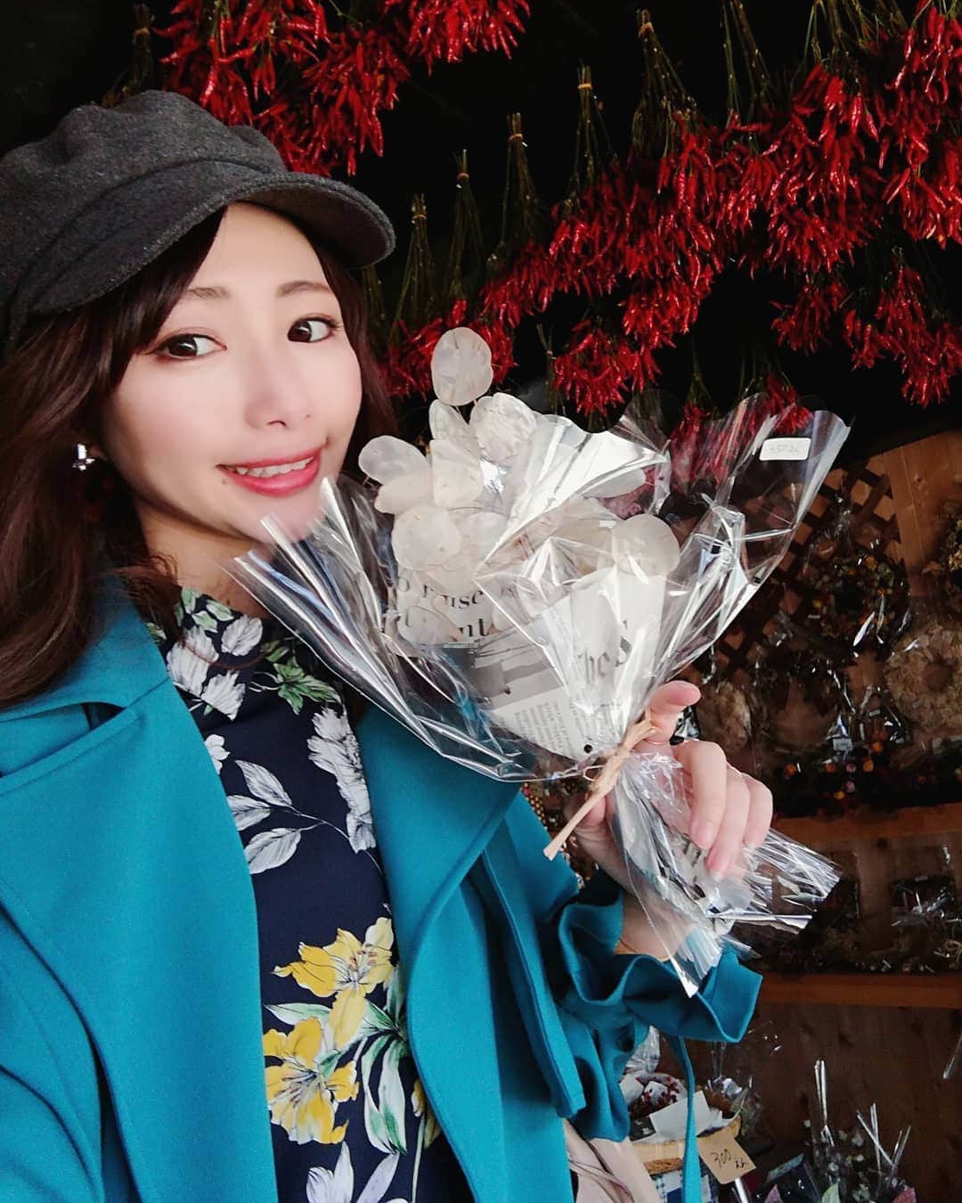のインスタグラム：「列車旅in木曽路エリア🚋 奈良井宿にあるドライフラワーのお店🌼 📍大阪屋 店内に入ってびっくり！天井を埋め尽くすほどの唐辛子🌶️ たくさんのドライフラワーやアレンジメント、リース等々！ どれも本当におしゃれで、そして見たこともないようなお花がたくさん！お花好きなので仕事を忘れて店内を物色してしまいました(笑) 1枚目の手に持っているドライを購入したんだけど、名前を教えてもらったのに忘れてしまった、、 ✔️誰か分かるかたいますか？？ パールがかかった貝殻みたいなお花です！ * 4,5,6pic⏩こちらも奈良井宿にある雑貨・古民具  のお店🌙 📍湖月堂 かわいい看板猫がお迎えしてくれます～ 店内には、ところせましと様々な雑貨が並べられていて、お宝発掘感覚で色々見せていただきました～💟 * 名古屋からあっという間に来れる古き良き奈良井エリア！たまにはゆっくり列車にのって癒し旅も良いですね🌸 みなさんの春旅の参考にしてくださいね✨ * 4月12日の日刊KELLy(@kelly_nagoya )でも旅のよ様子がアップされます✔️ * *  #PR #木曽路旅 #列車旅 #Shupo #長野 #奈良井 #奈良井宿  #木曽路 #旅 #女子旅 #旅行好き #KELLy #名古屋 #愛知 #列車 #春旅 #春 #ドライフラワー #大阪屋 #花の名前 #教えて #湖月堂 #nagano #naraijuku  #japan #japantravel  #japan_of_insta #japan_daytime_view」