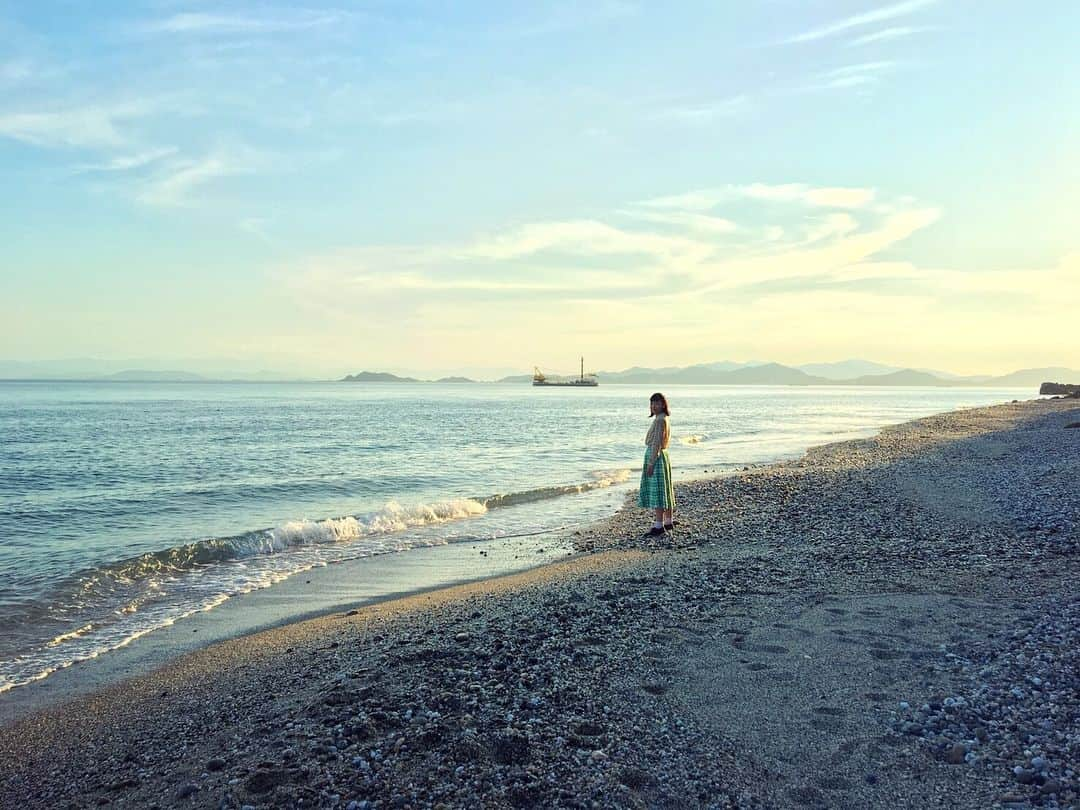 安藤サクラさんのインスタグラム写真 - (安藤サクラInstagram)「タイトルバック🌊🌊🌊🌊💫オフショット 淡路島にて🧚‍♀️」3月26日 14時26分 - sakuraando